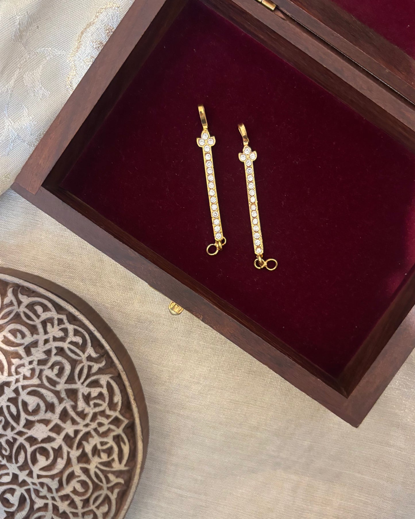 Vintage Floral Impon Straight Ear Chain –  White | EC177