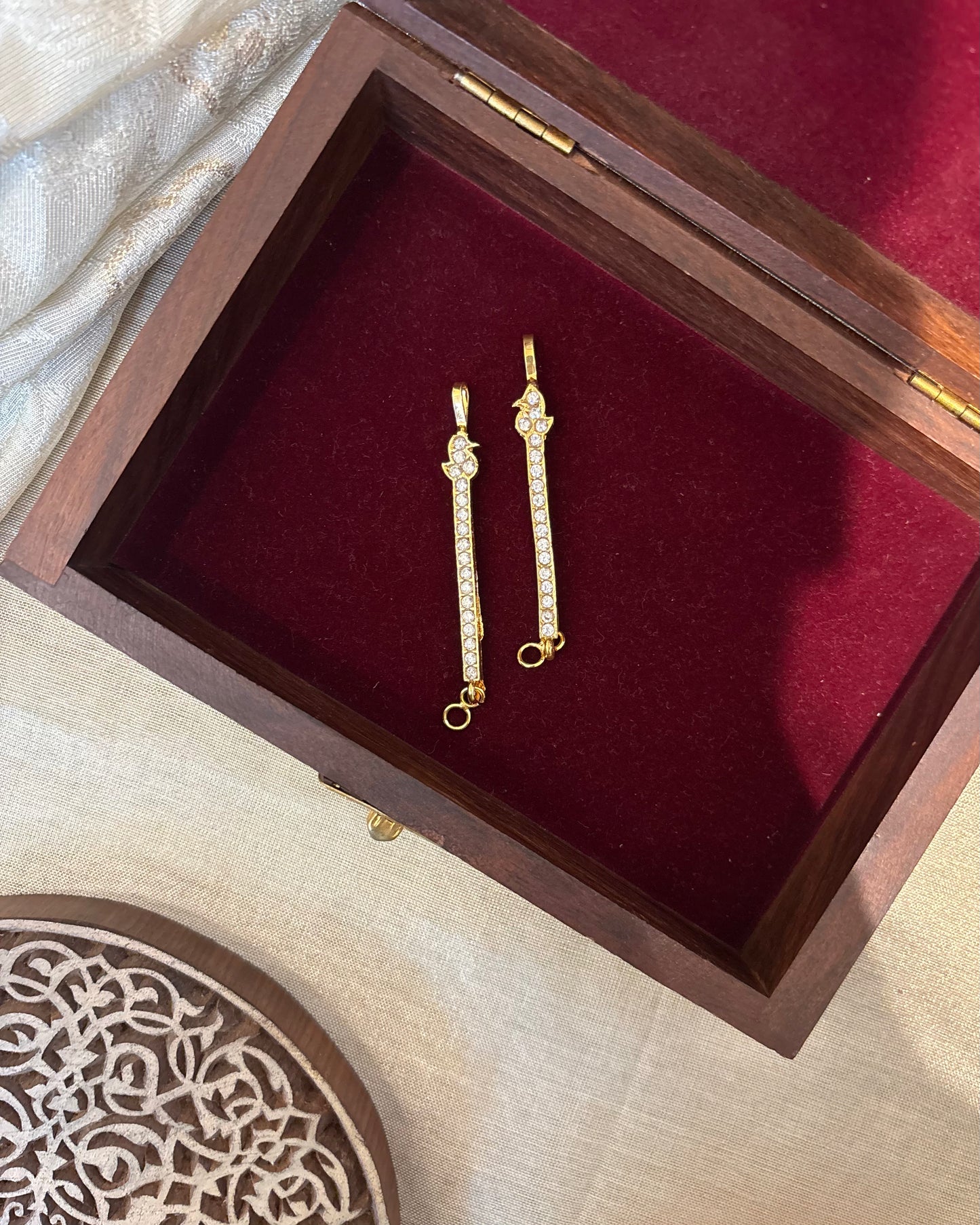 Vintage Floral Impon Straight Ear Chain –  White | EC181
