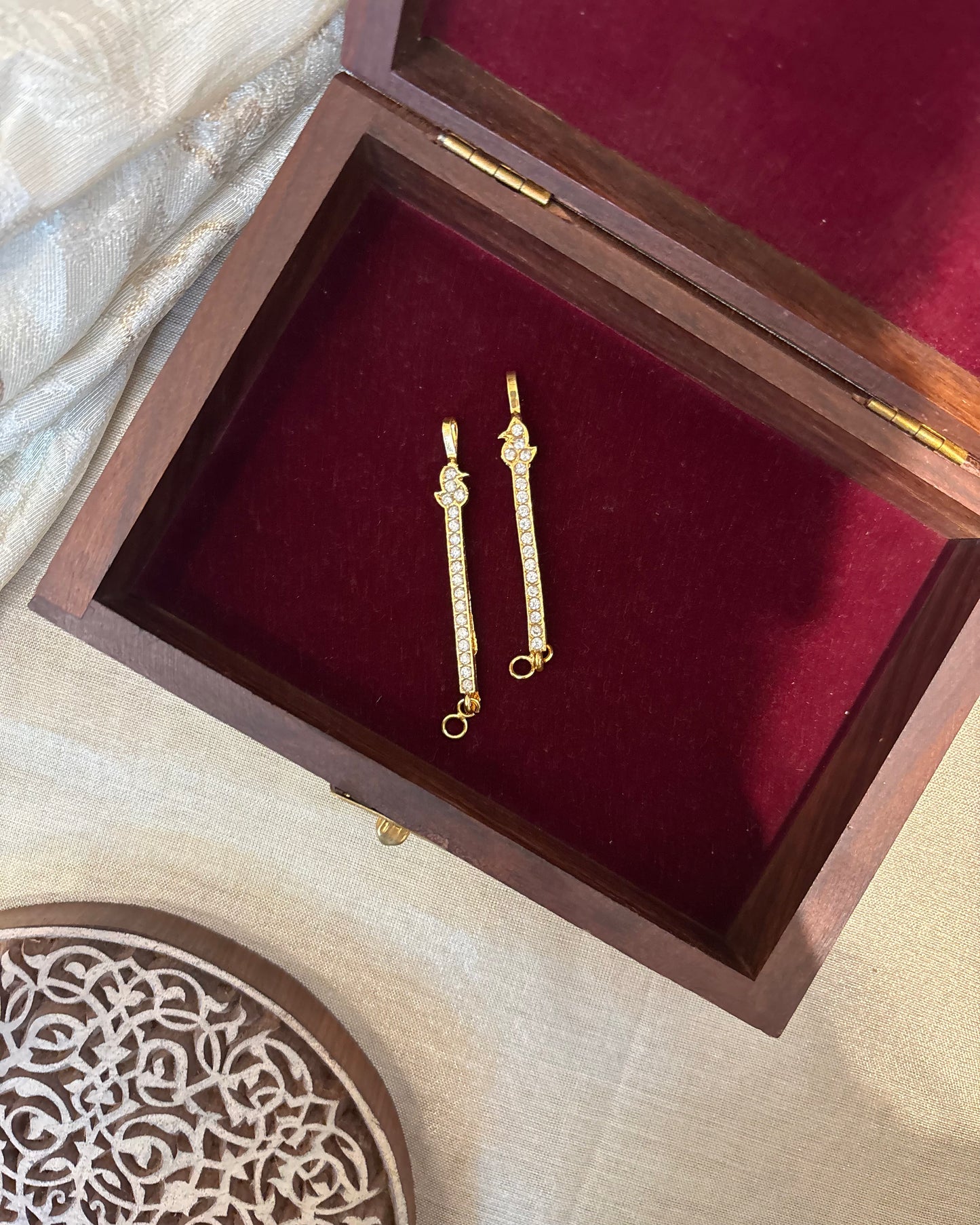 Vintage Floral Impon Straight Ear Chain –  White | EC181