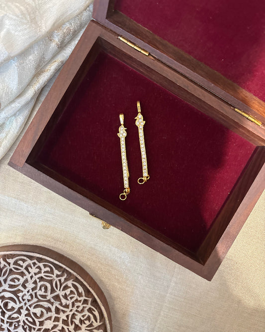 Vintage Floral Impon Straight Ear Chain –  White | EC181