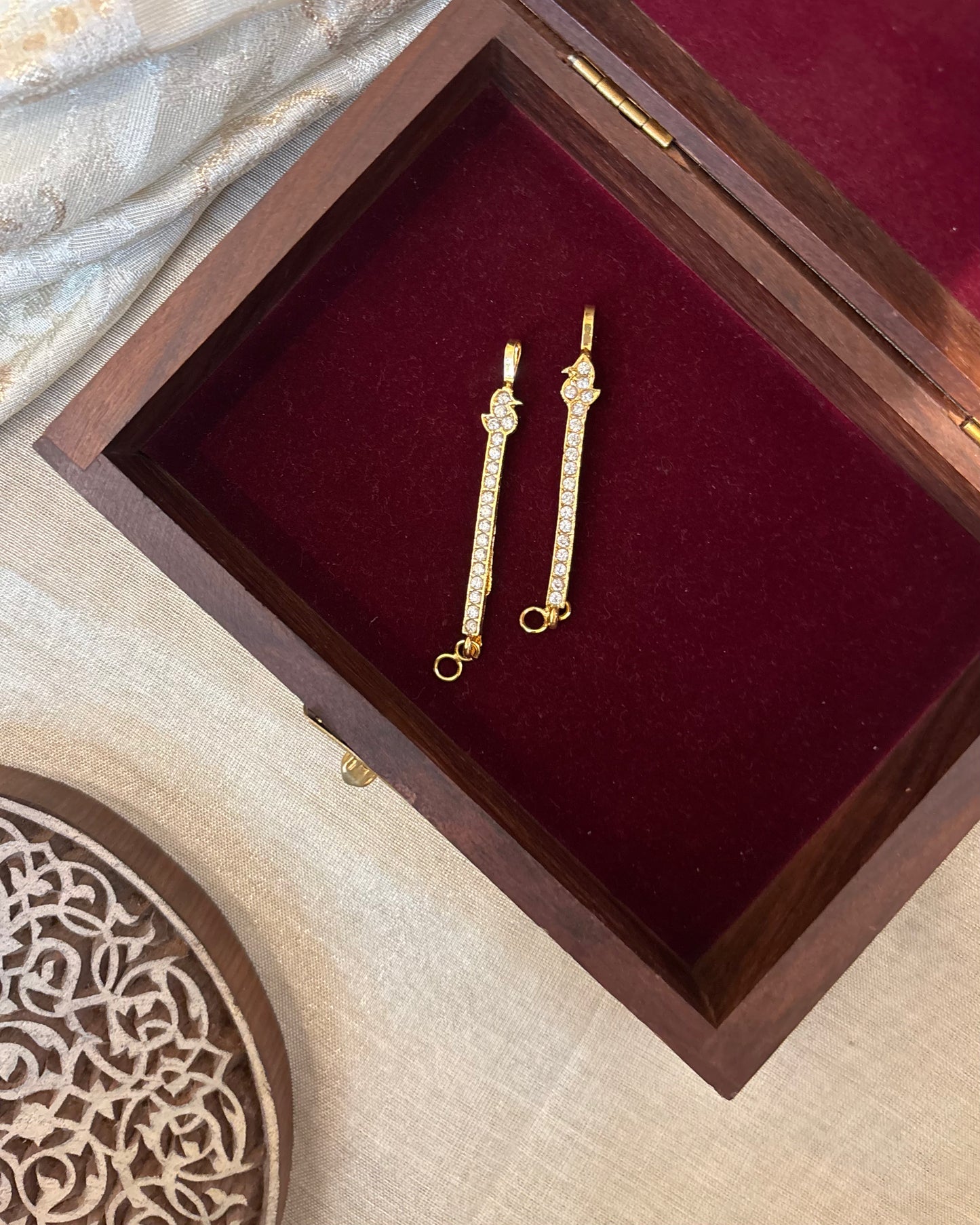 Vintage Floral Impon Straight Ear Chain –  White | EC181