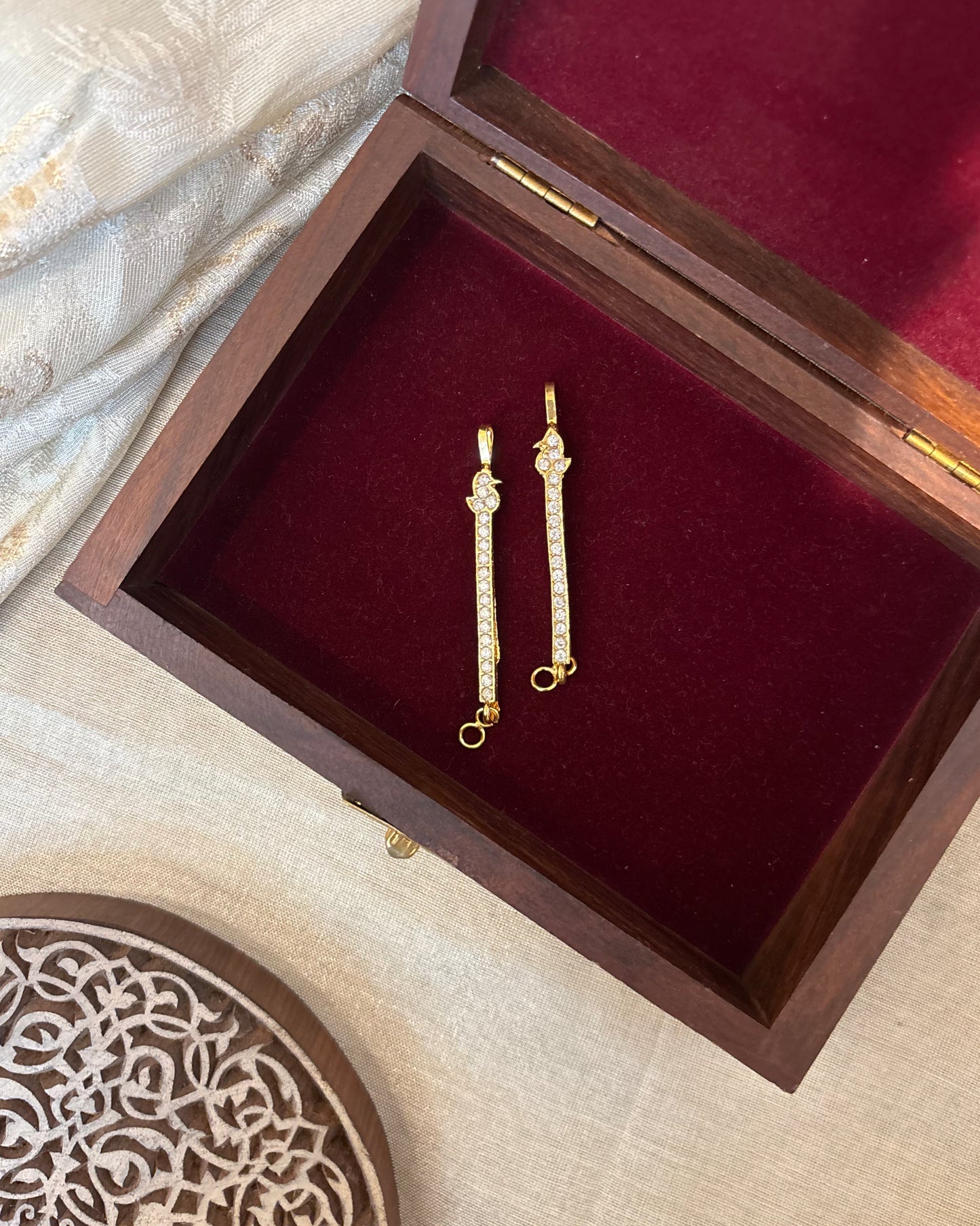 Vintage Floral Impon Straight Ear Chain –  White | EC181