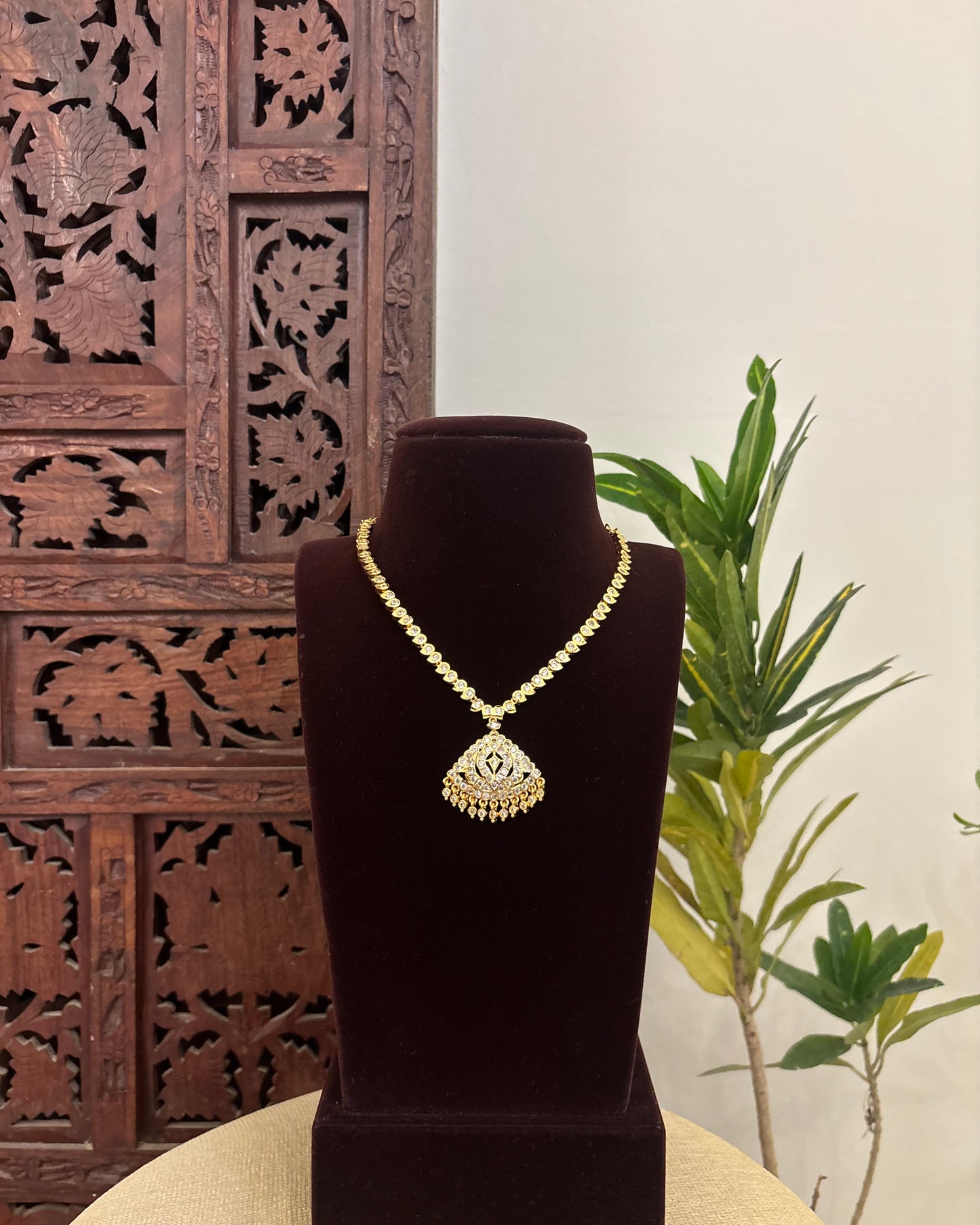 Floral Motif Impon Pendant Attigai Necklace – White | NC588