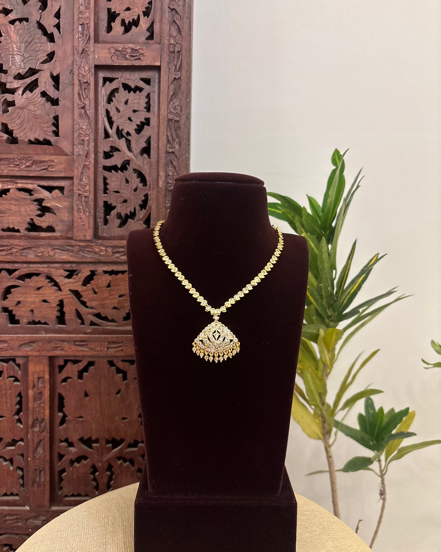 Floral Motif Impon Pendant Attigai Necklace – White | NC588