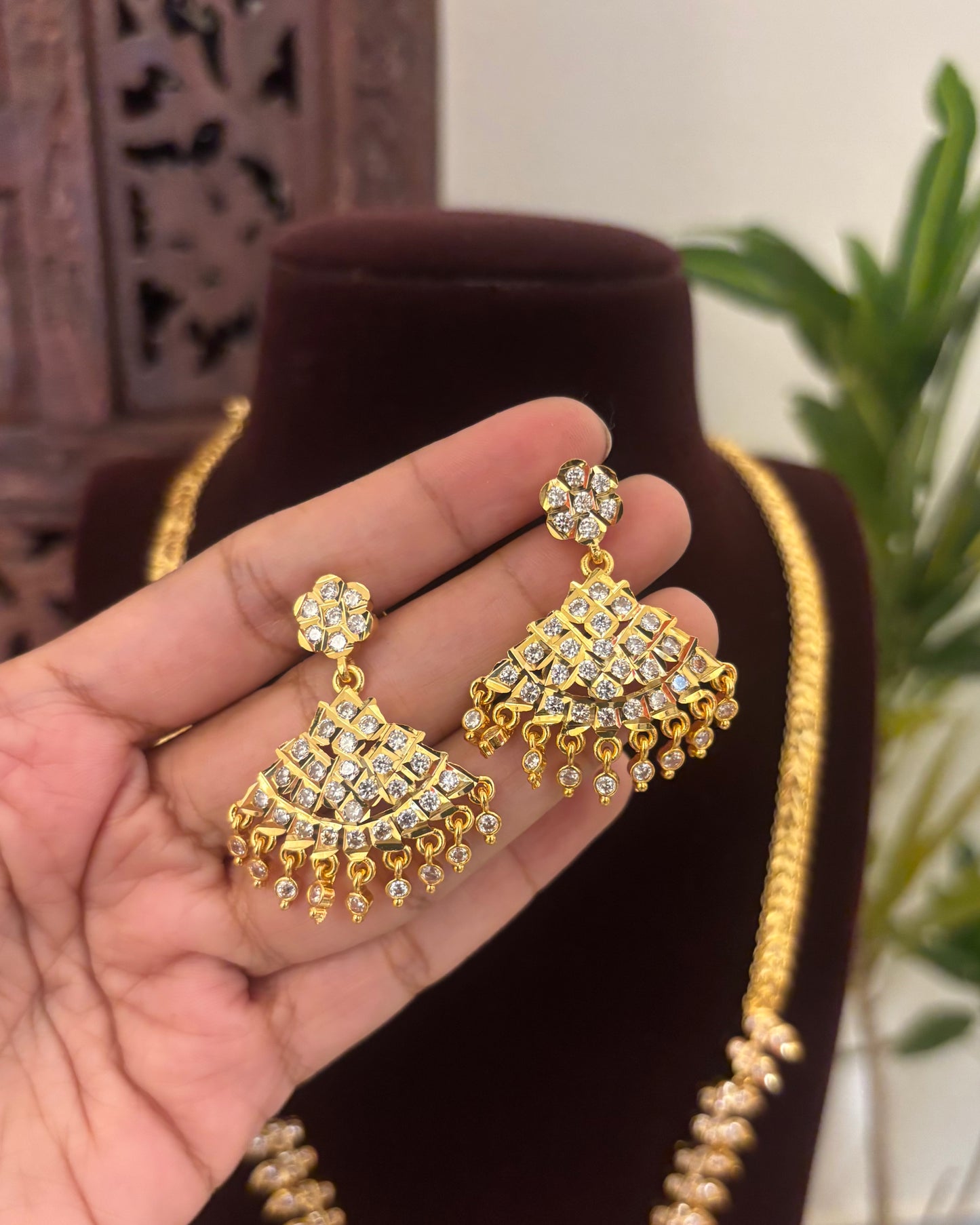 Floral Motif Impon Pendant Attigai Necklace with Earrings – White | NC589