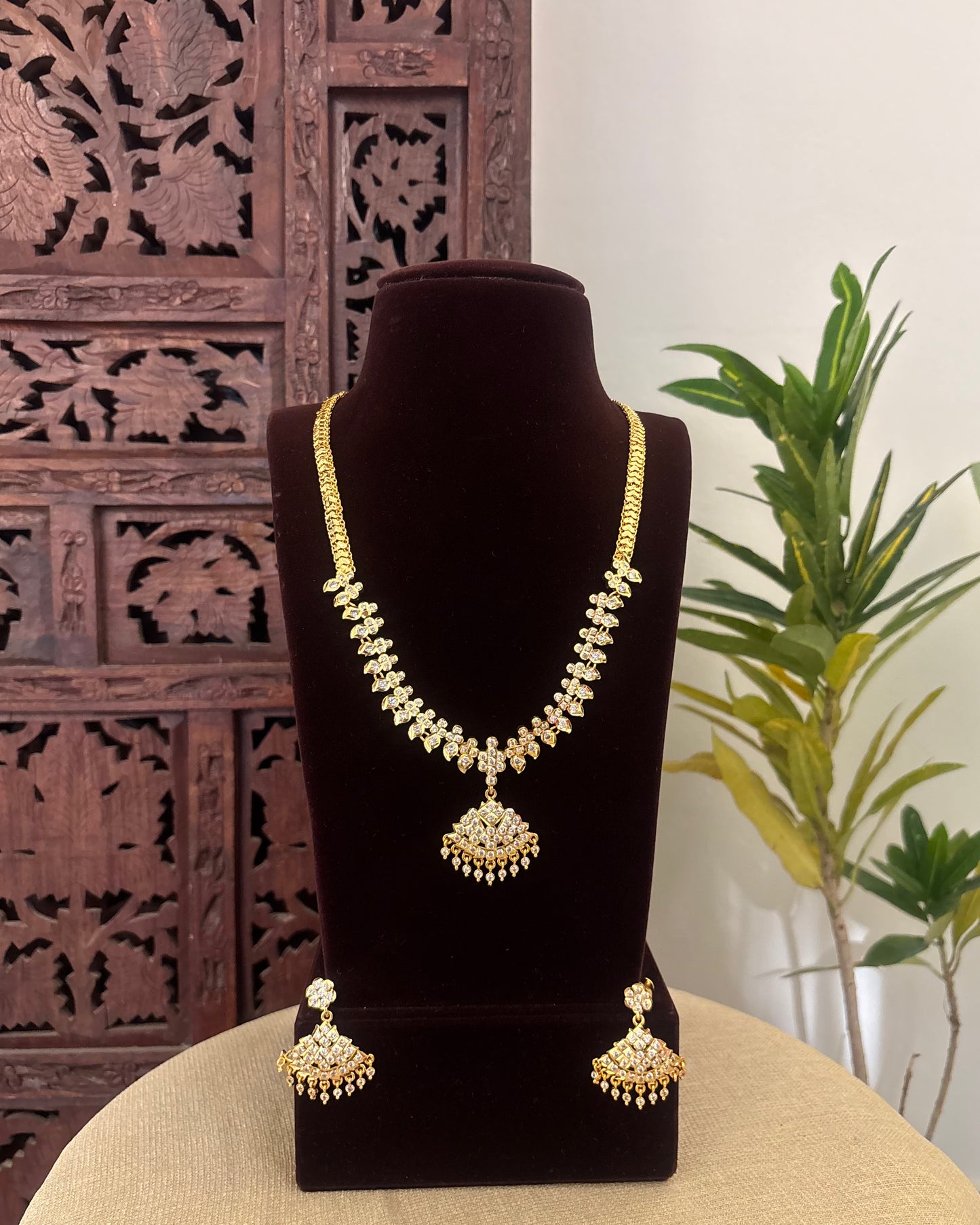 Floral Motif Impon Pendant Attigai Necklace with Earrings – White | NC589