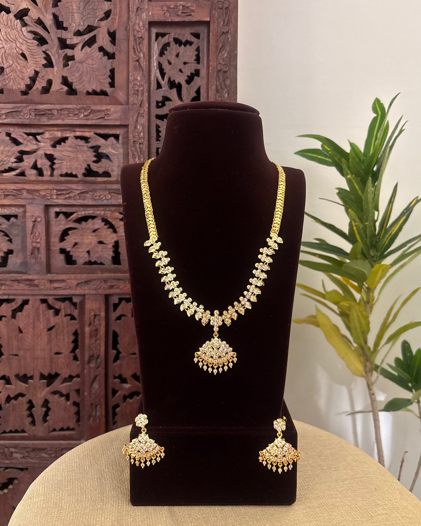 Floral Motif Impon Pendant Attigai Necklace with Earrings – White | NC589