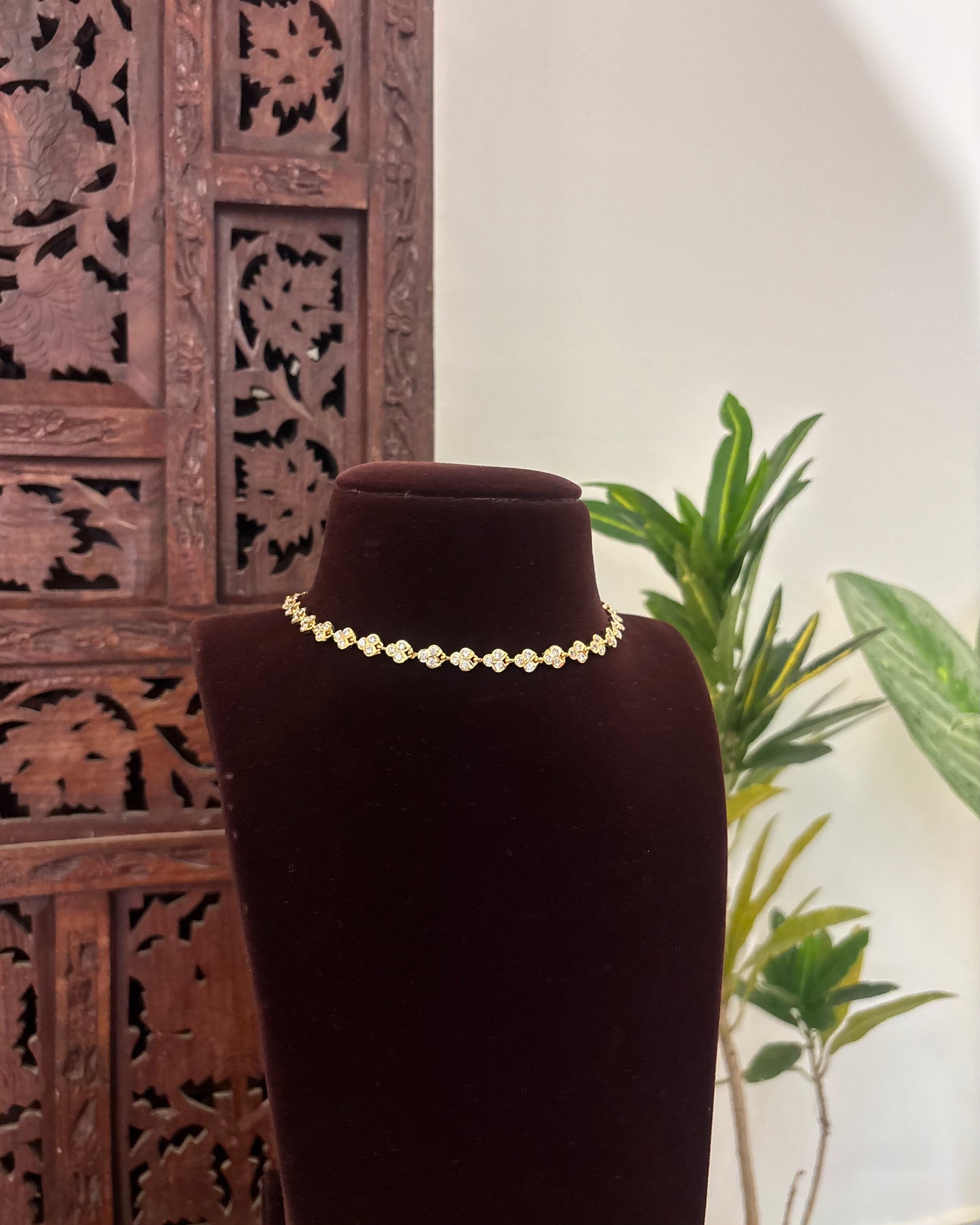 Floral Impon Choker Necklace – White | NC594