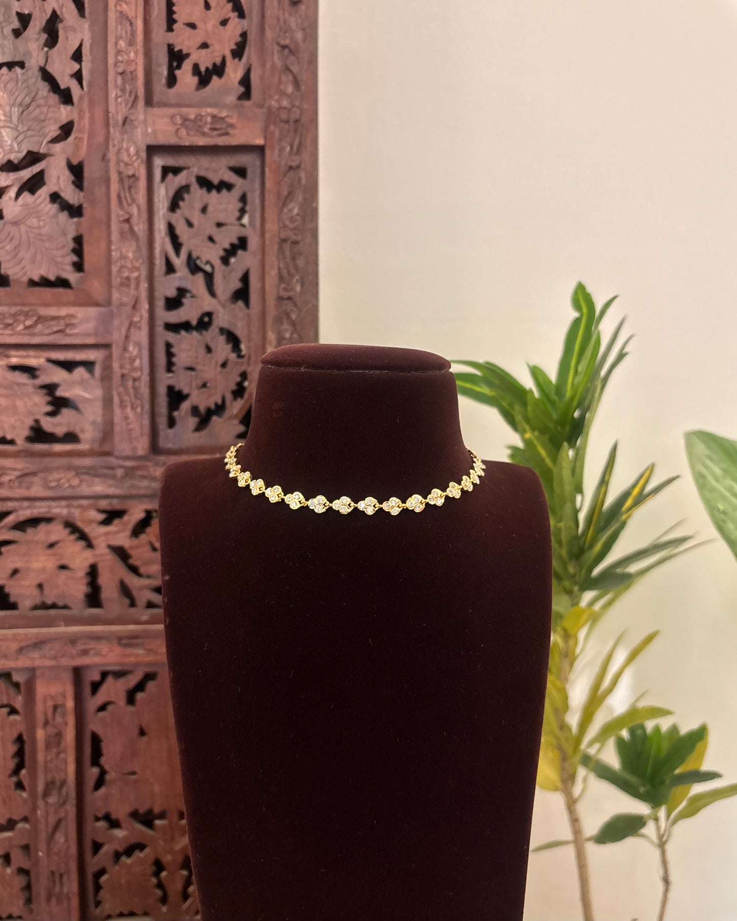 Floral Impon Choker Necklace – White | NC594