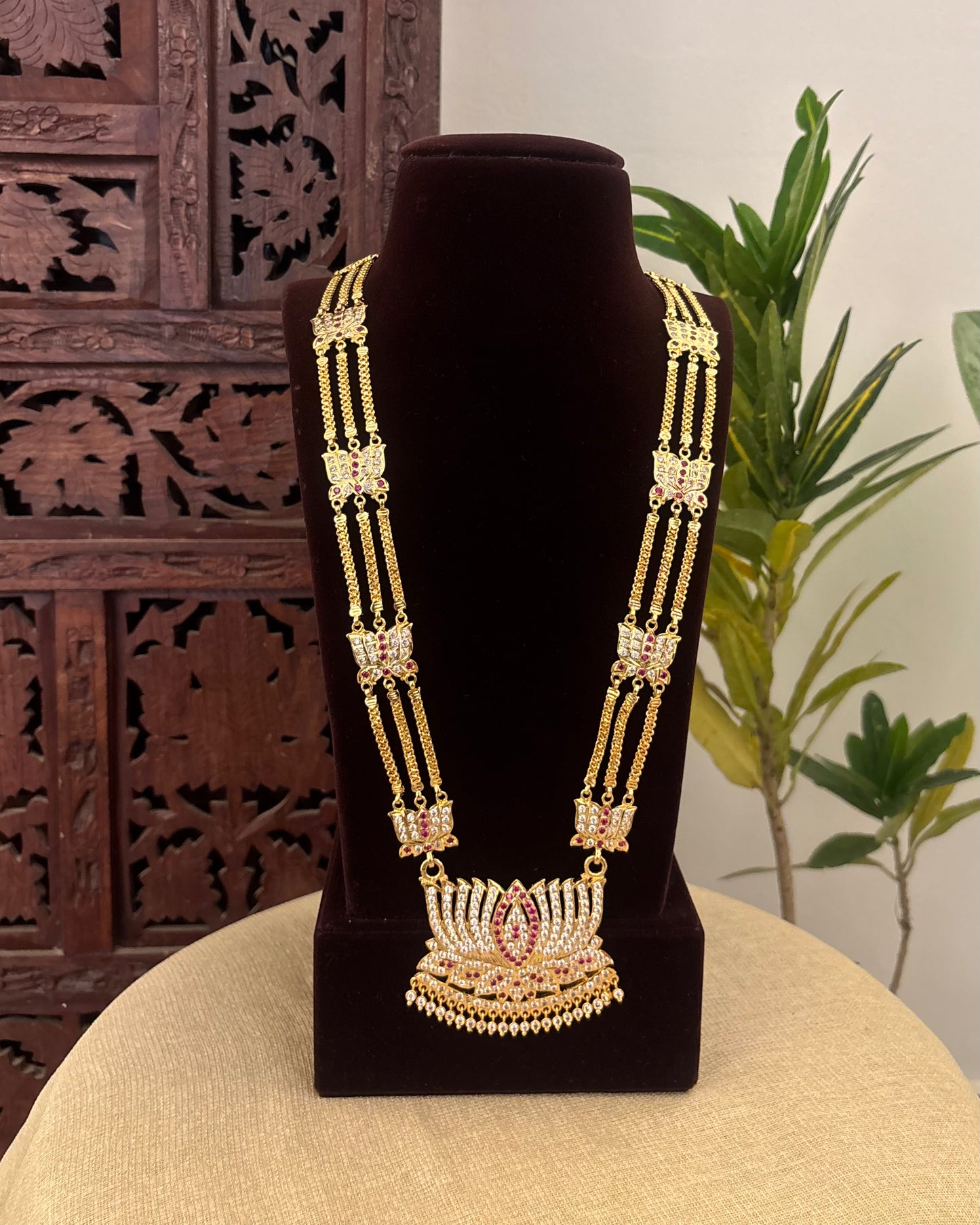 Floral Motif Impon Lotus Pendant Attigai Necklace – Ruby & White | NC595
