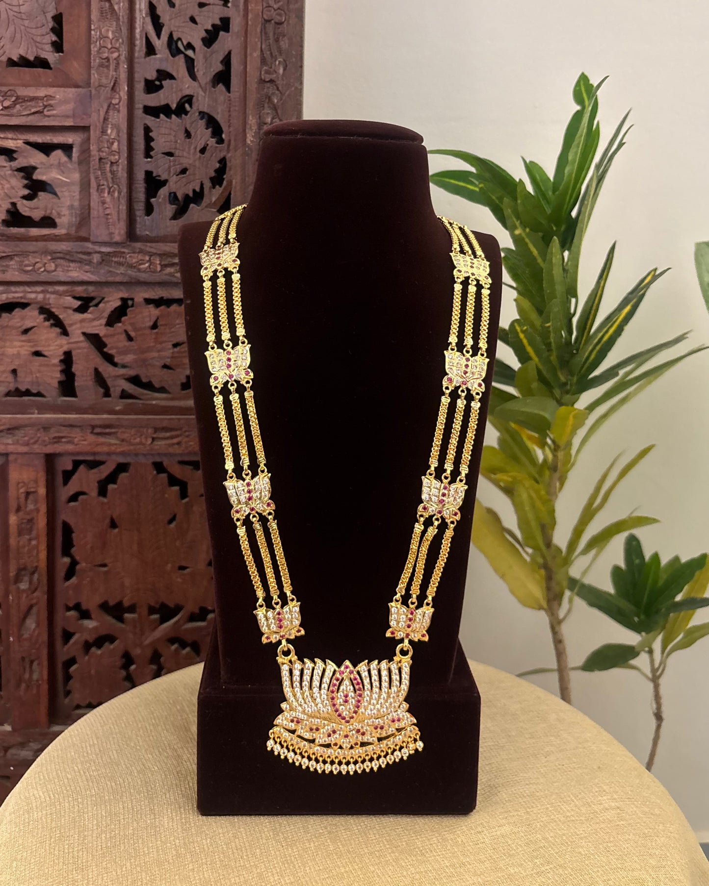 Floral Motif Impon Lotus Pendant Attigai Necklace – Ruby & White | NC595