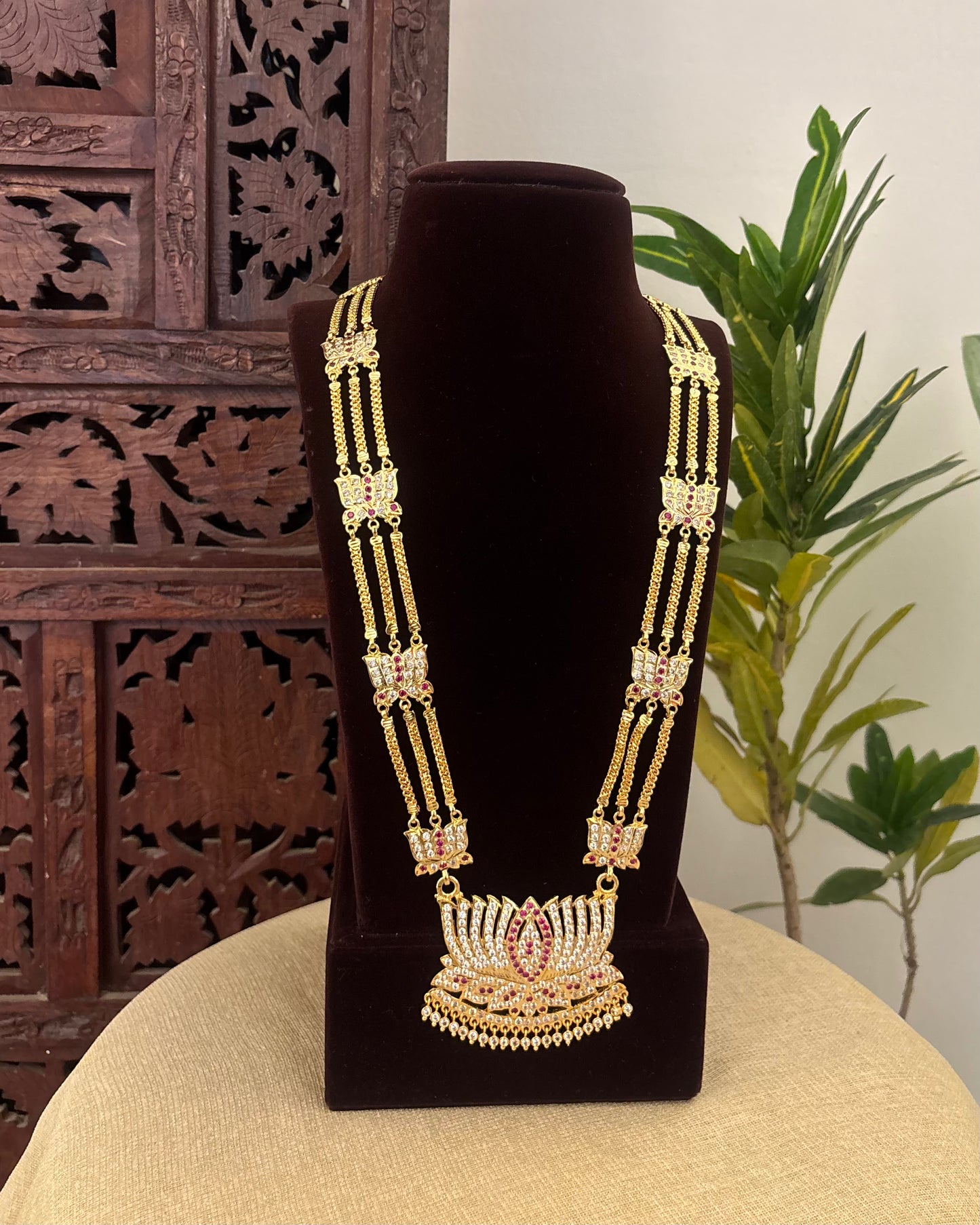 Floral Motif Impon Lotus Pendant Attigai Necklace – Ruby & White | NC595