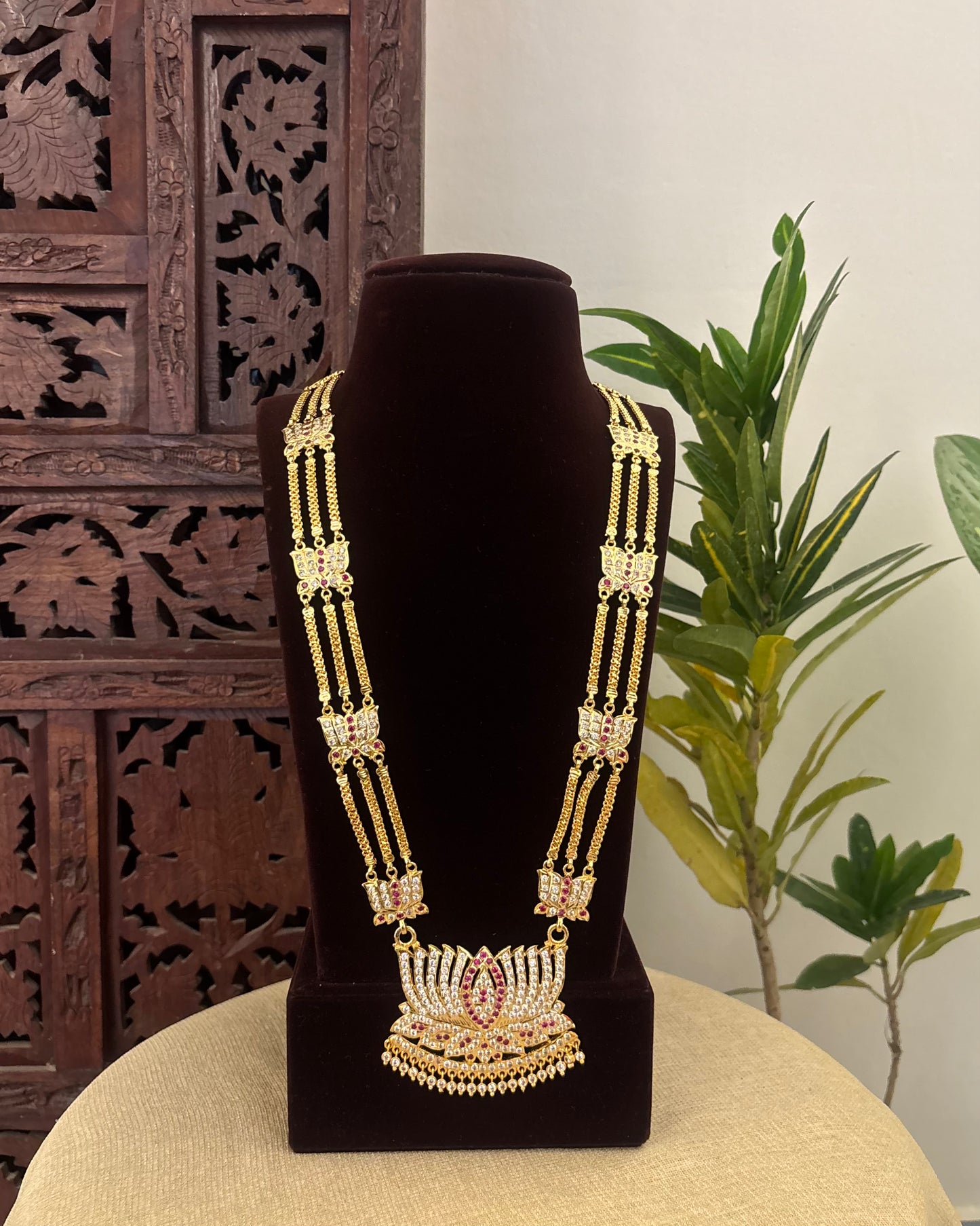 Floral Motif Impon Lotus Pendant Attigai Necklace – Ruby & White | NC595