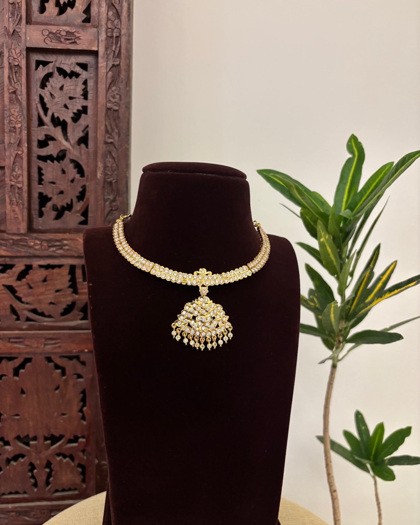 Floral Motif Impon Pendant Attigai Necklace – White | NC618
