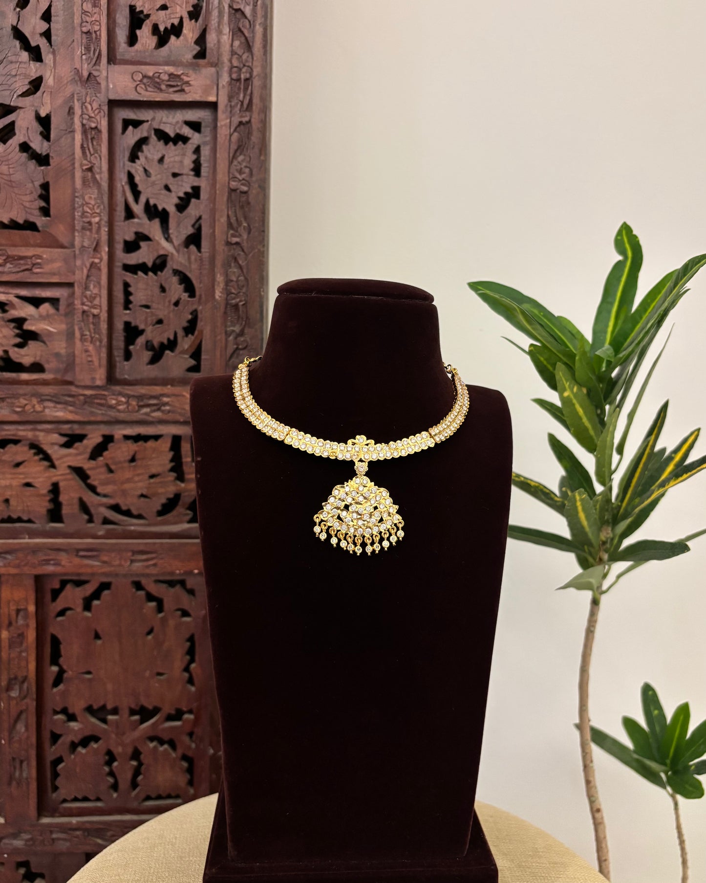 Floral Motif Impon Pendant Attigai Necklace – White | NC618