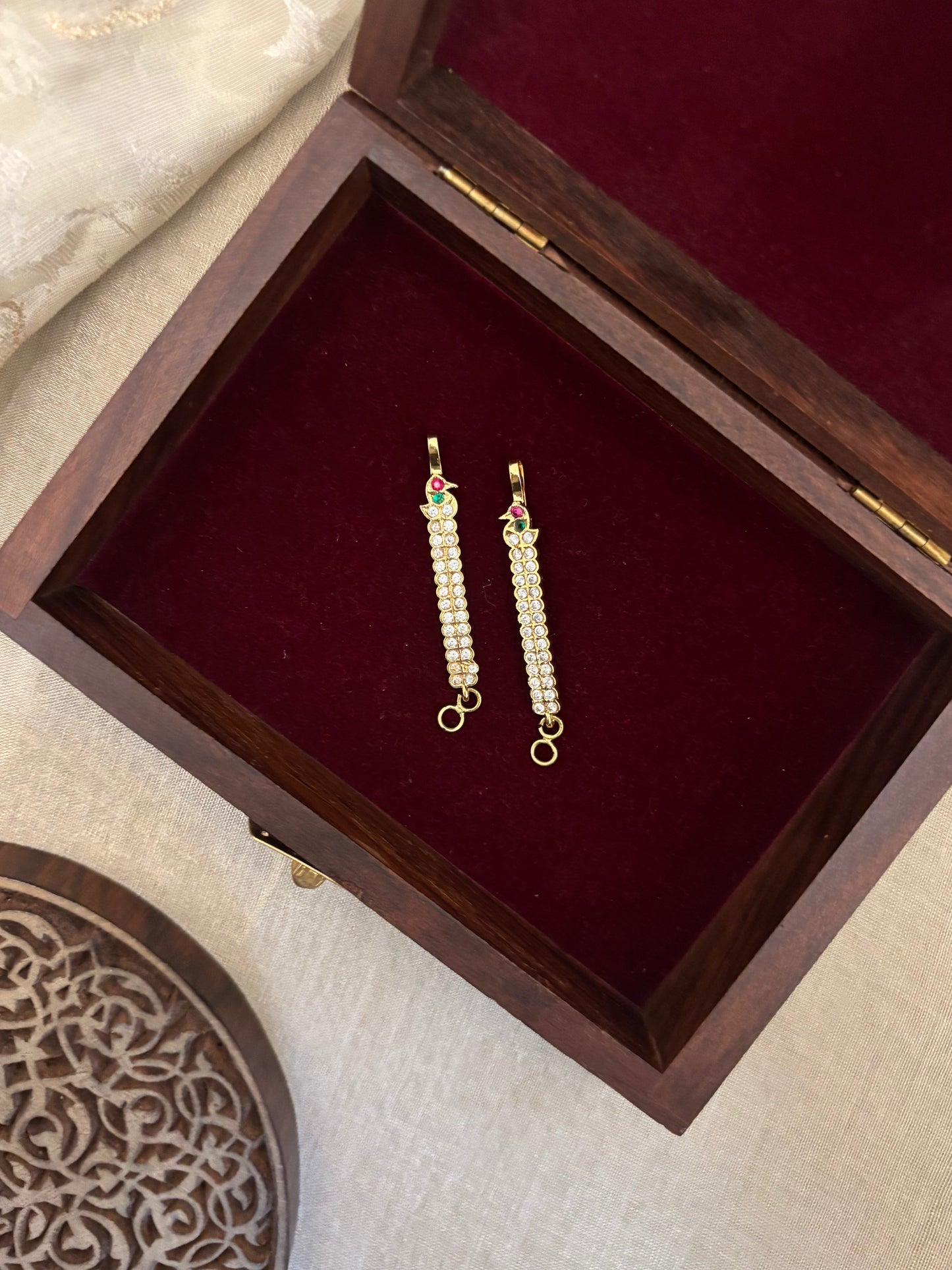 Vintage Floral Impon Straight Ear Chain –  White | EC184