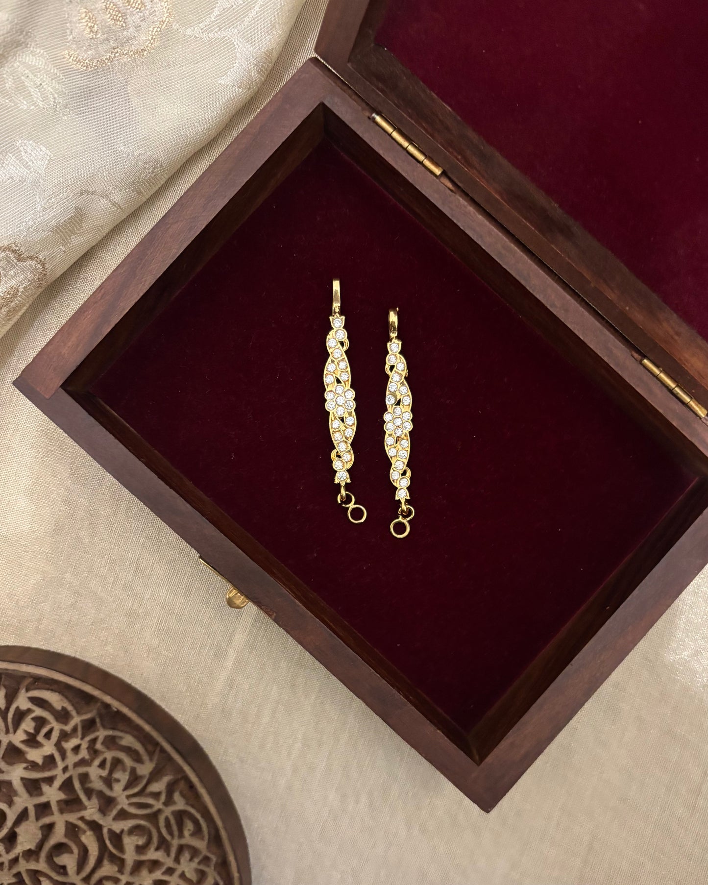 Vintage Floral Impon Straight Ear Chain –  White | EC185