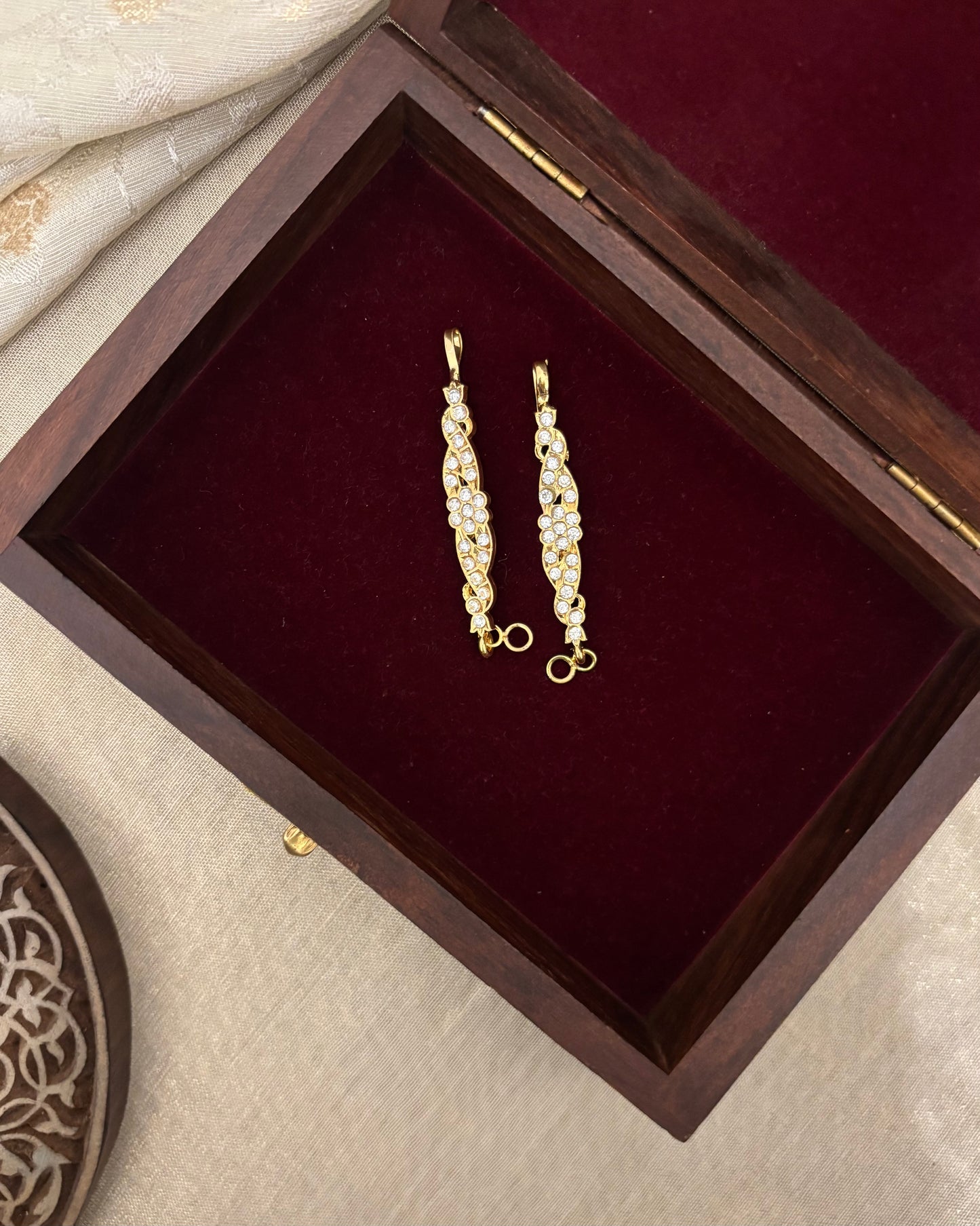 Vintage Floral Impon Straight Ear Chain –  White | EC185