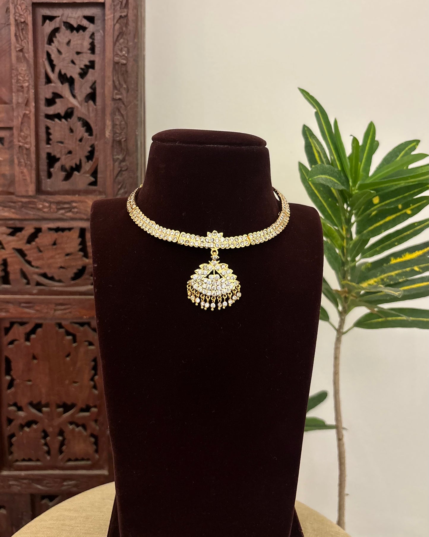 Floral Motif Impon Pendant Attigai Necklace – White | NC616