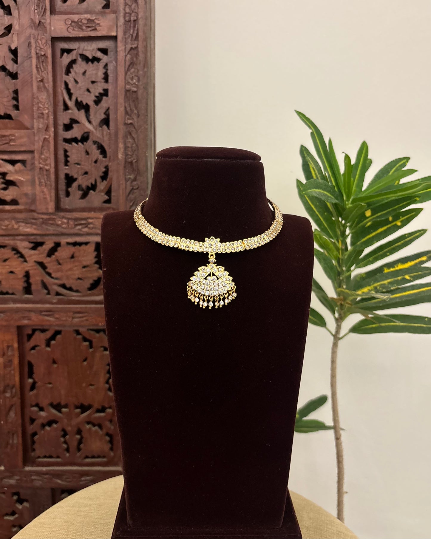 Floral Motif Impon Pendant Attigai Necklace – White | NC616