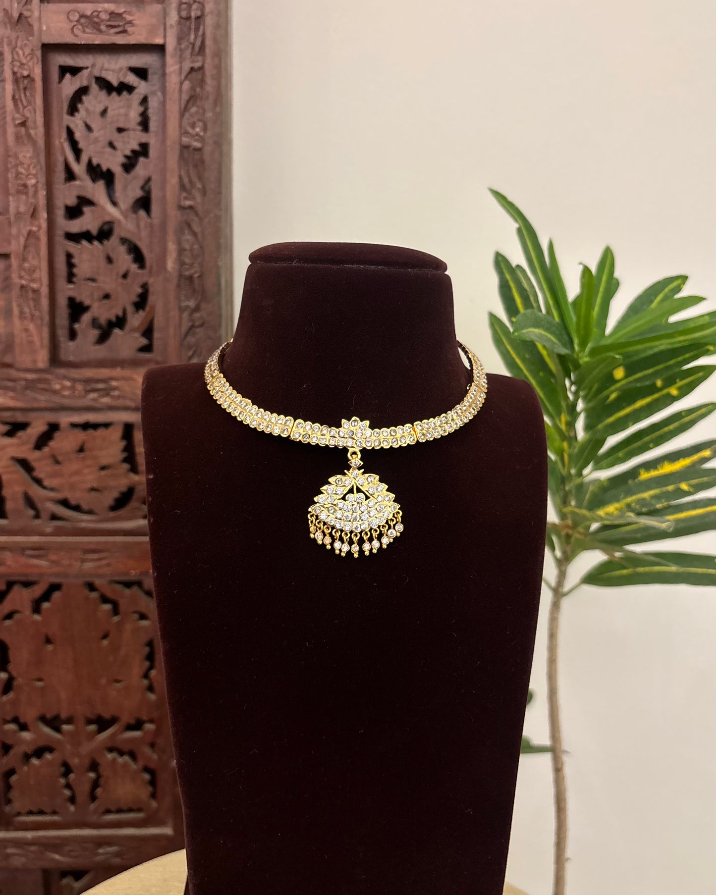 Floral Motif Impon Pendant Attigai Necklace – White | NC616