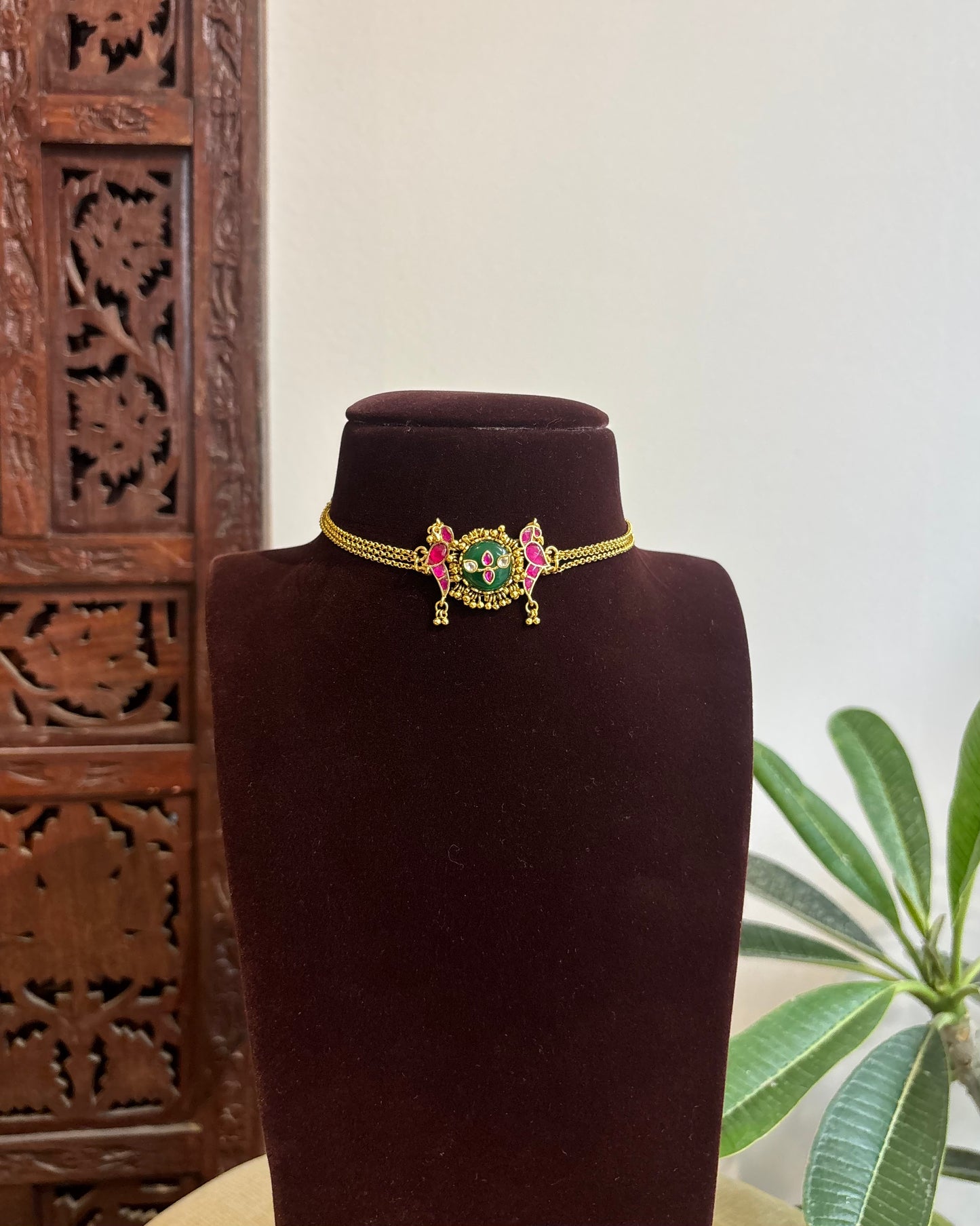 Minimal Kundan Choker with Green Lotus Pendant & Parrot Motif Set | NC418