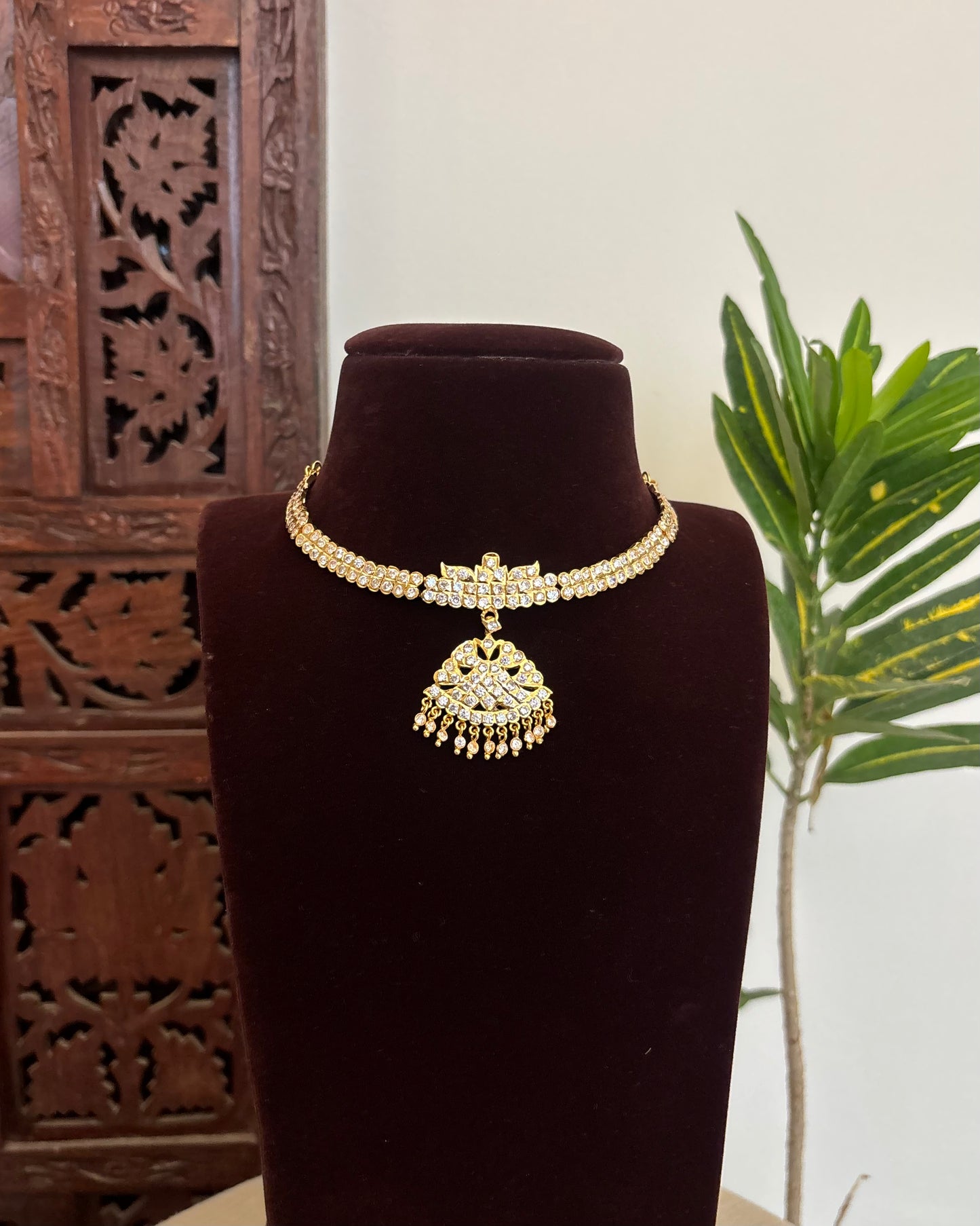 Floral Motif Impon Pendant Attigai Necklace – White | NC636