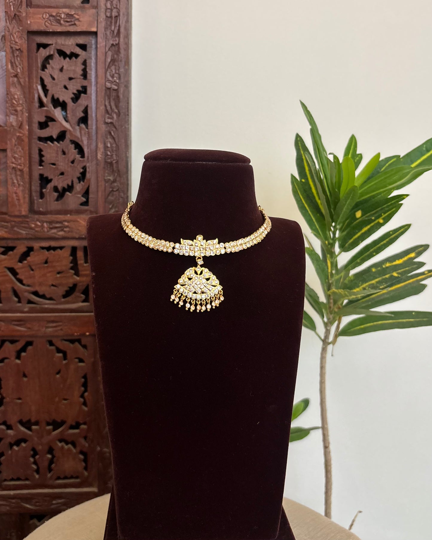 Floral Motif Impon Pendant Attigai Necklace – White | NC636