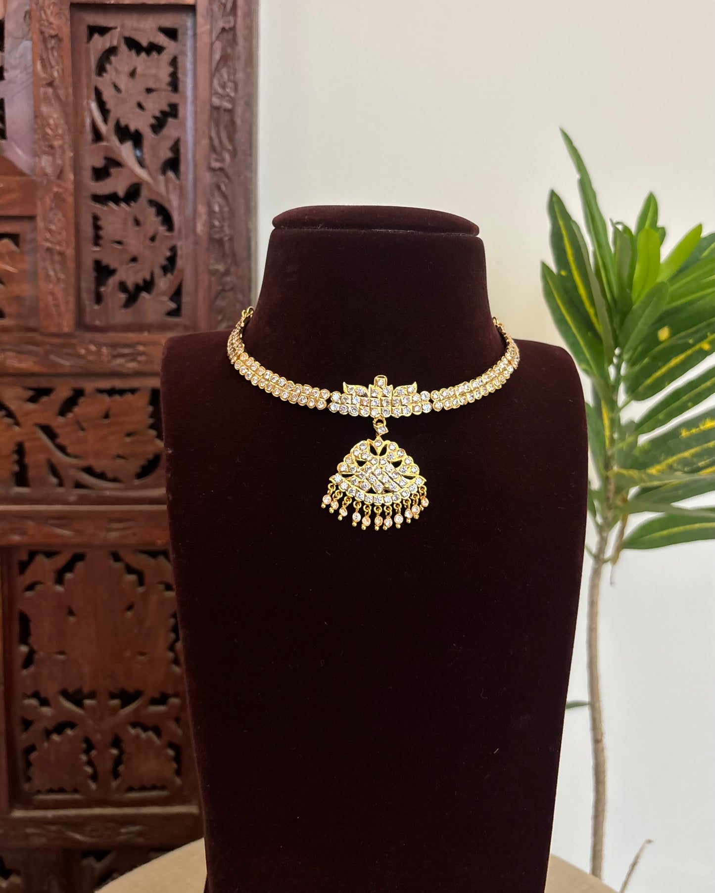 Floral Motif Impon Pendant Attigai Necklace – White | NC636