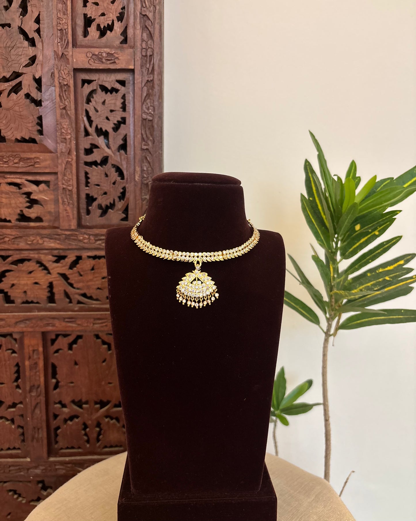 Floral Motif Impon Pendant Attigai Necklace – White | NC635