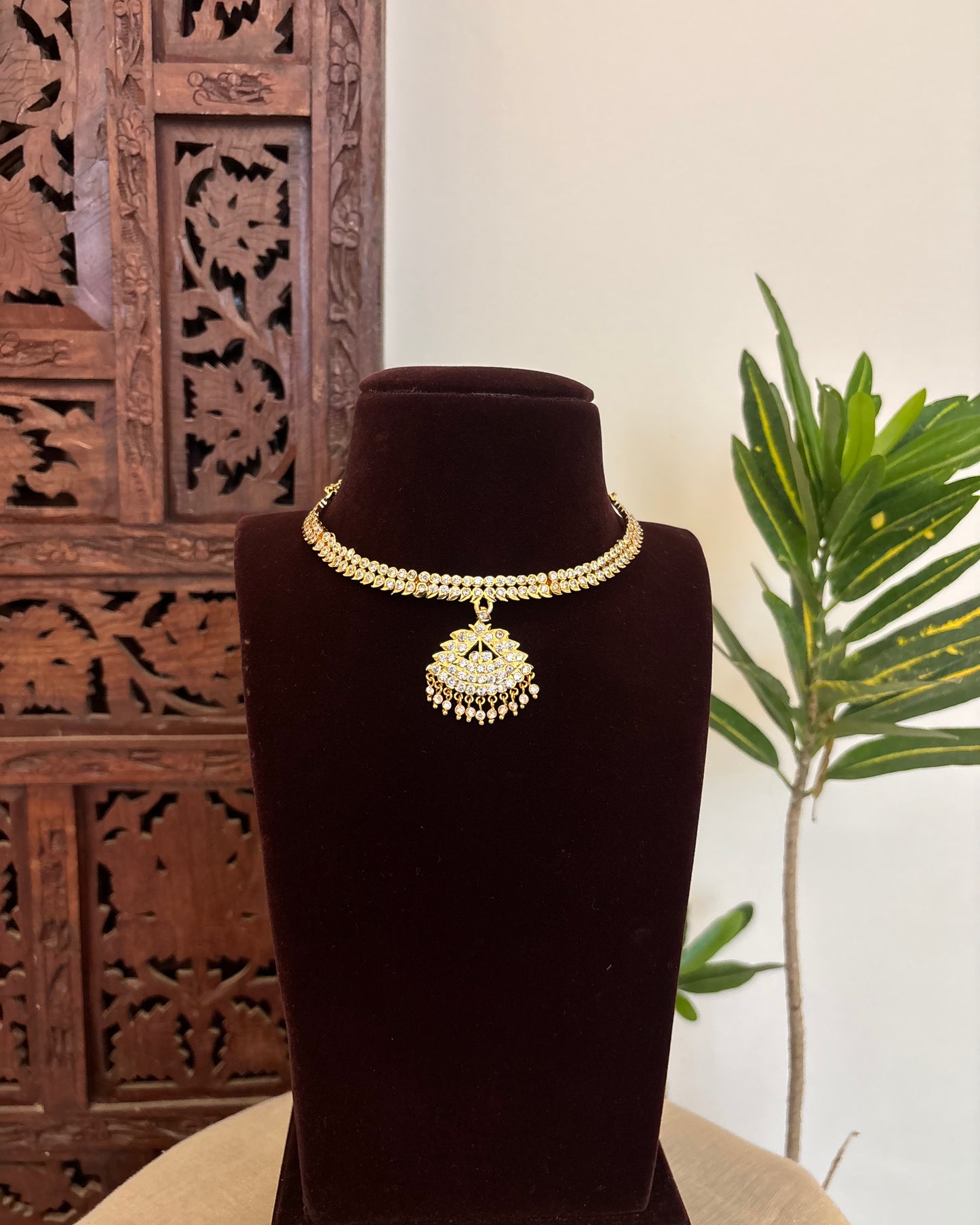 Floral Motif Impon Pendant Attigai Necklace – White | NC635