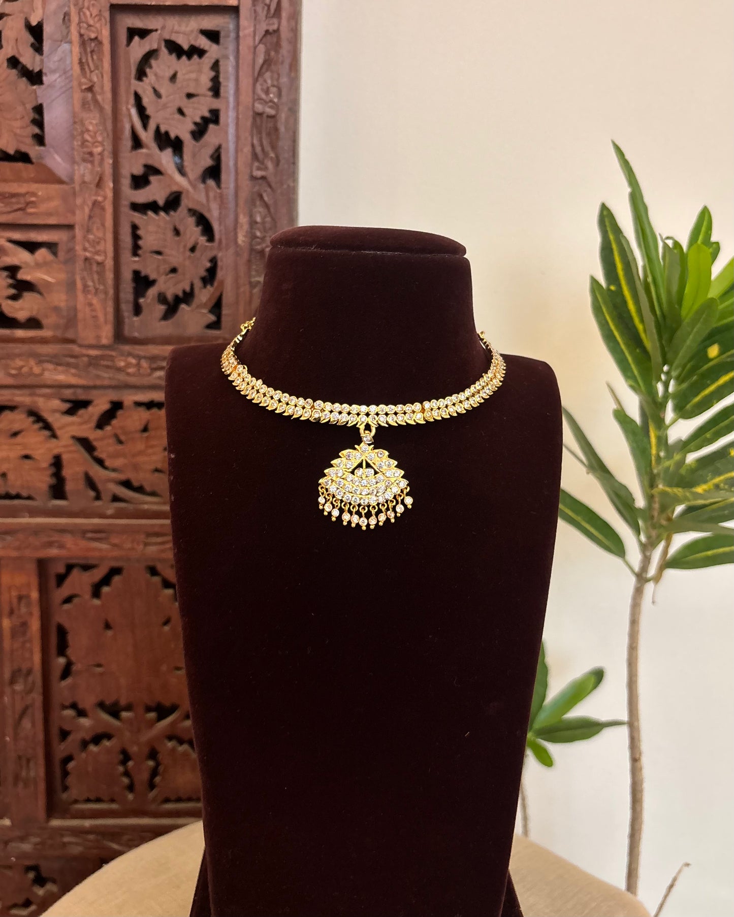 Floral Motif Impon Pendant Attigai Necklace – White | NC635