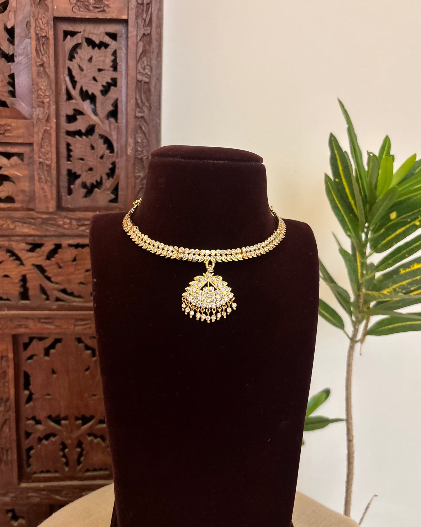 Floral Motif Impon Pendant Attigai Necklace – White | NC635