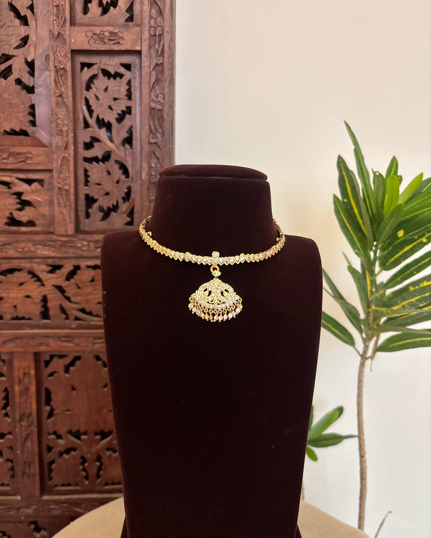 Floral Motif Impon Pendant Attigai Necklace – White | NC633
