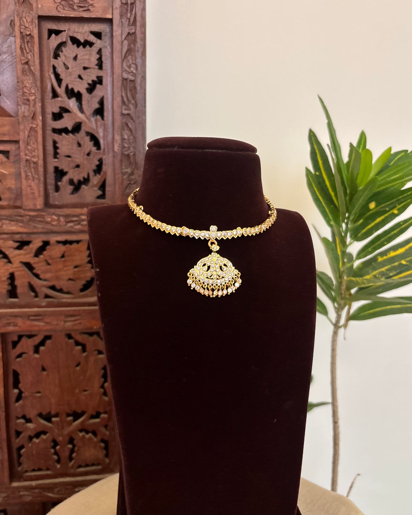Floral Motif Impon Pendant Attigai Necklace – White | NC633