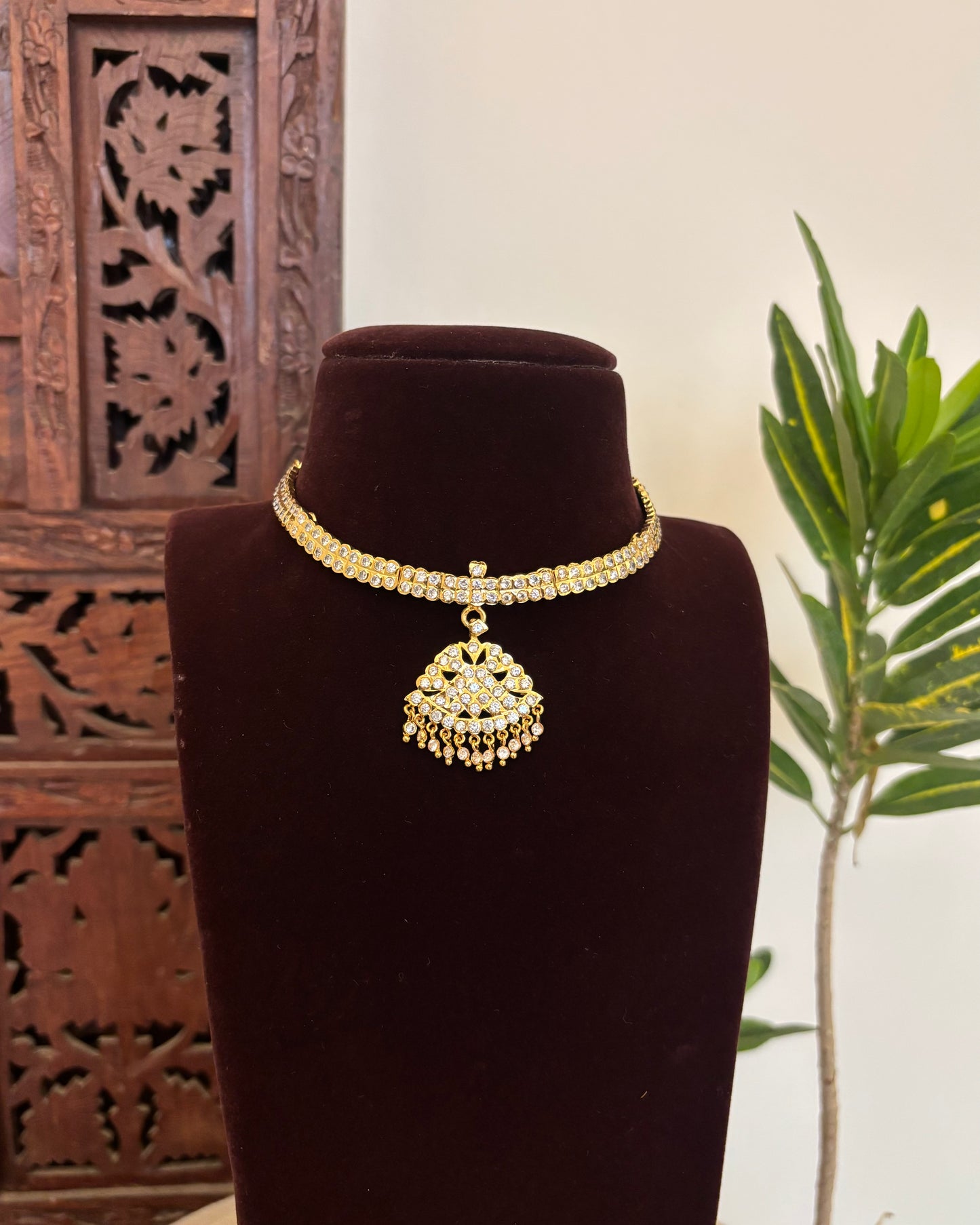 Floral Motif Impon Pendant Attigai Necklace – White | NC634