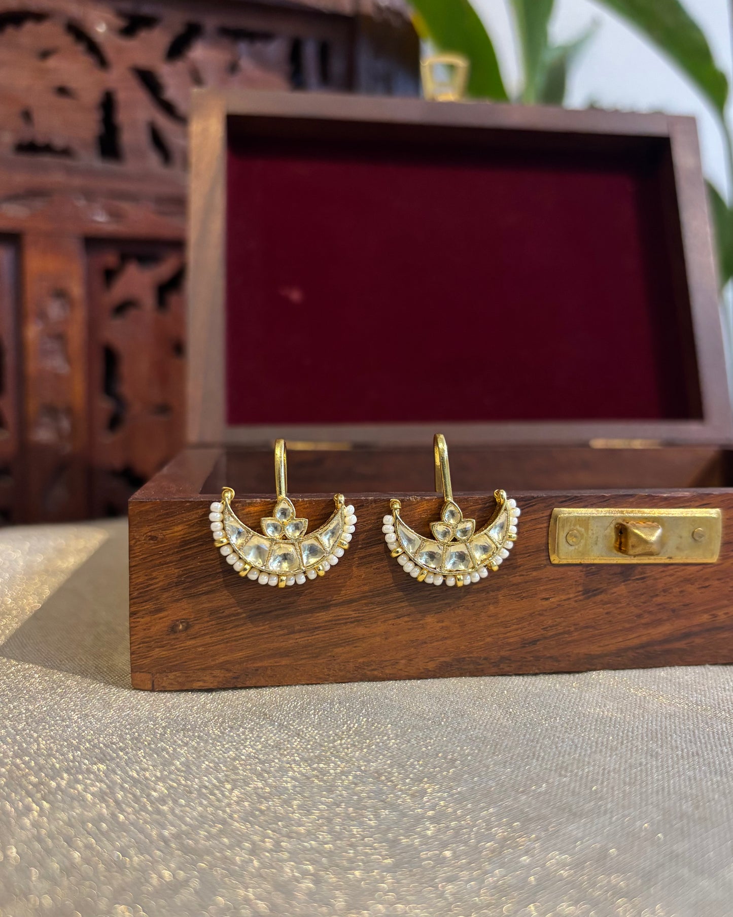 White Chand Gold-Finish Jadau Bugadi | ER162