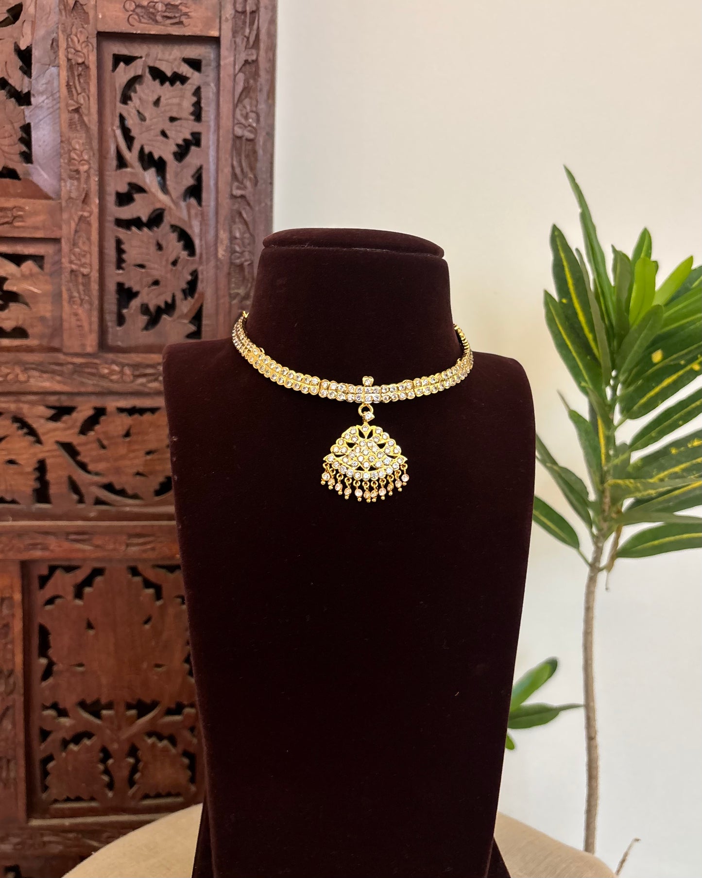 Floral Motif Impon Pendant Attigai Necklace – White | NC634