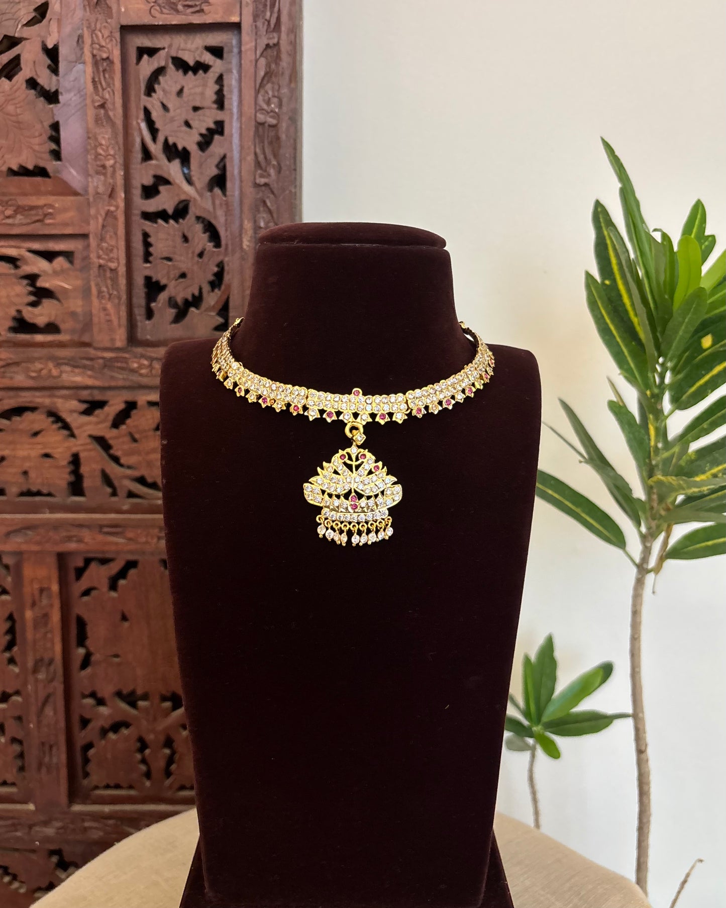 Floral Motif Impon Pendant Attigai Necklace – White | NC632