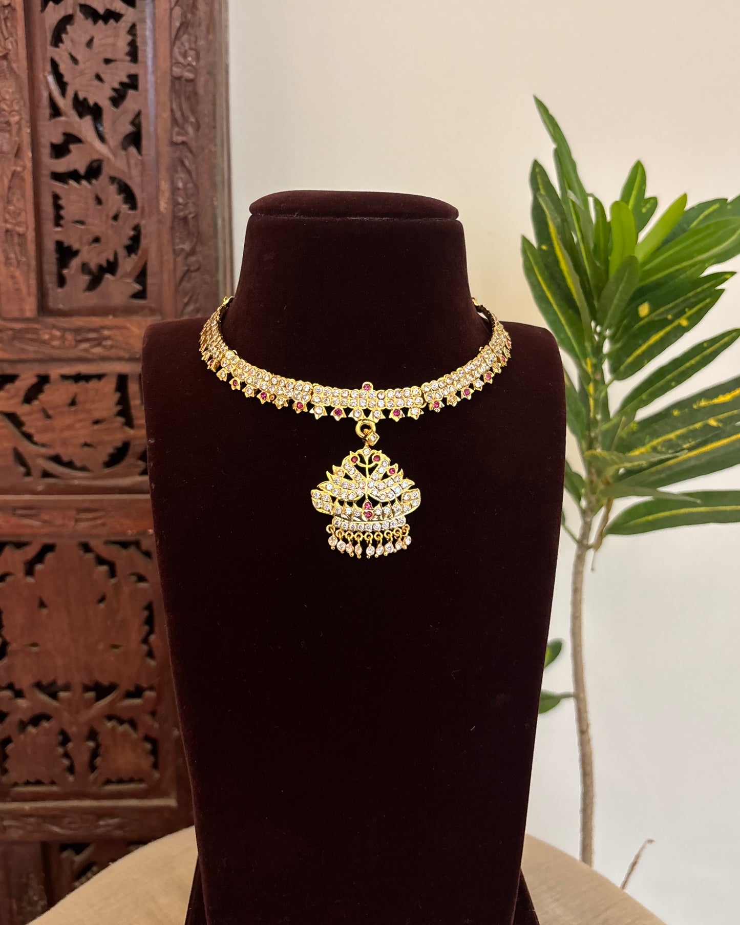 Floral Motif Impon Pendant Attigai Necklace – White | NC632