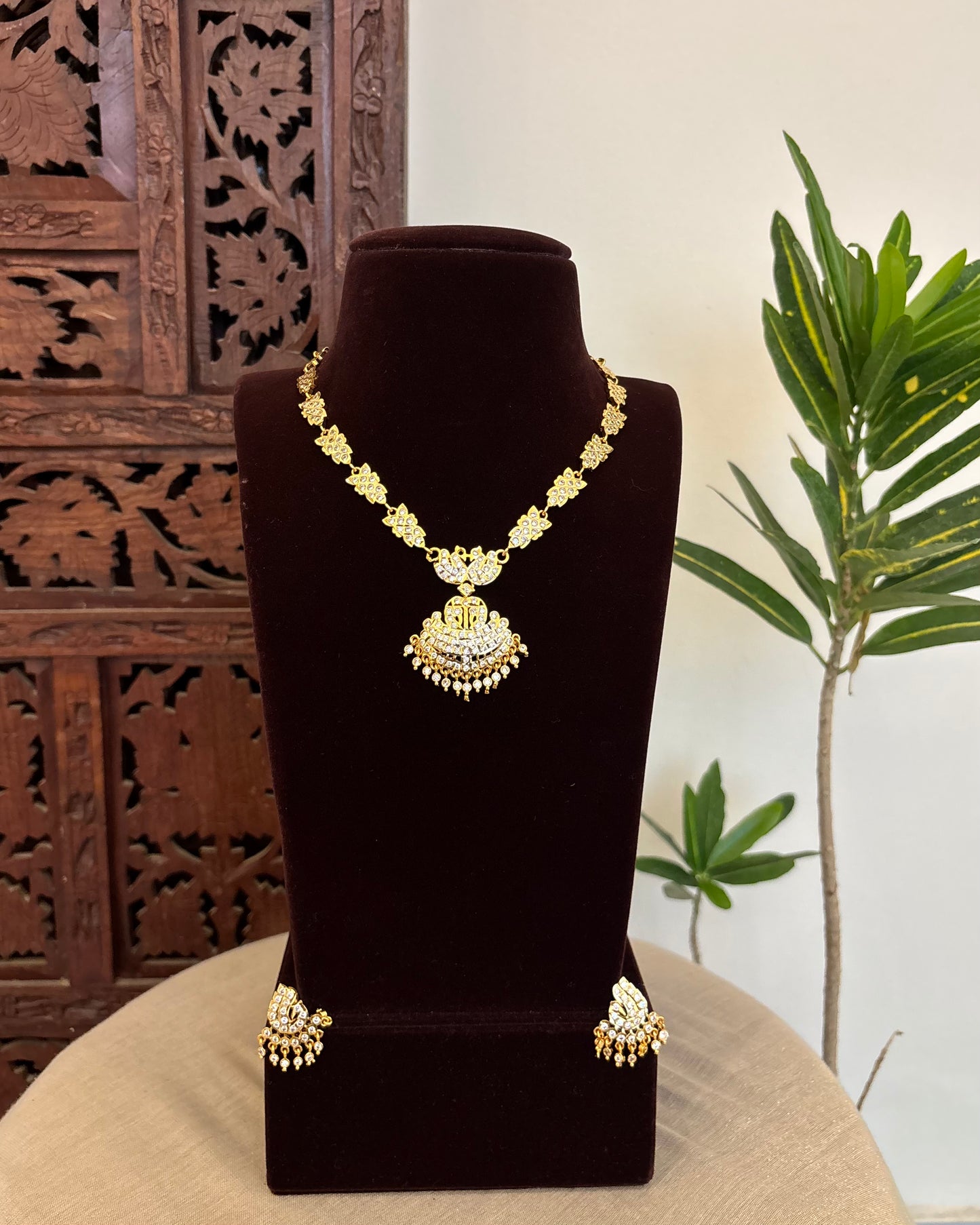 Vintage Impon Necklace With Earrings  –  White | NC641