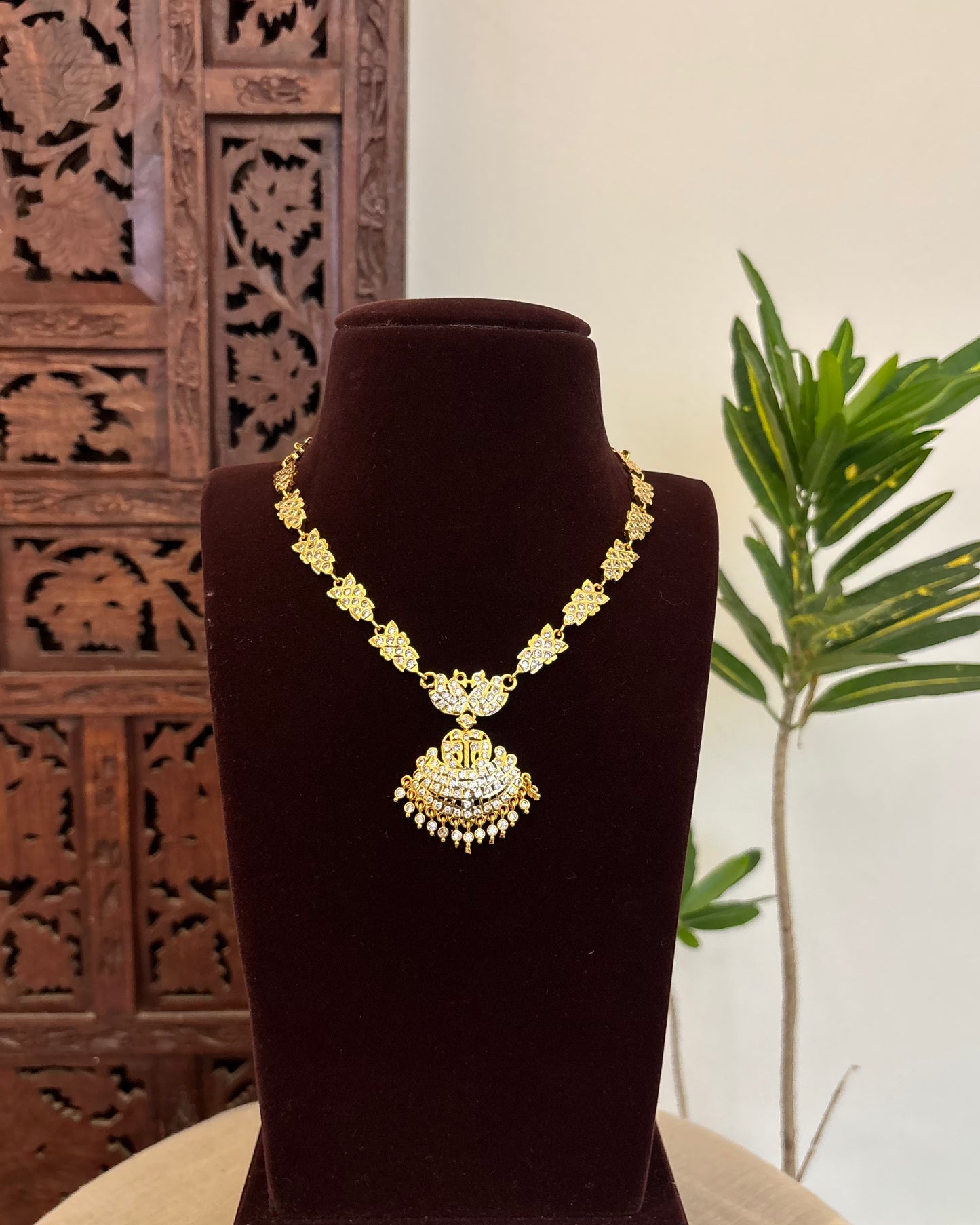 Vintage Impon Necklace With Earrings  –  White | NC641