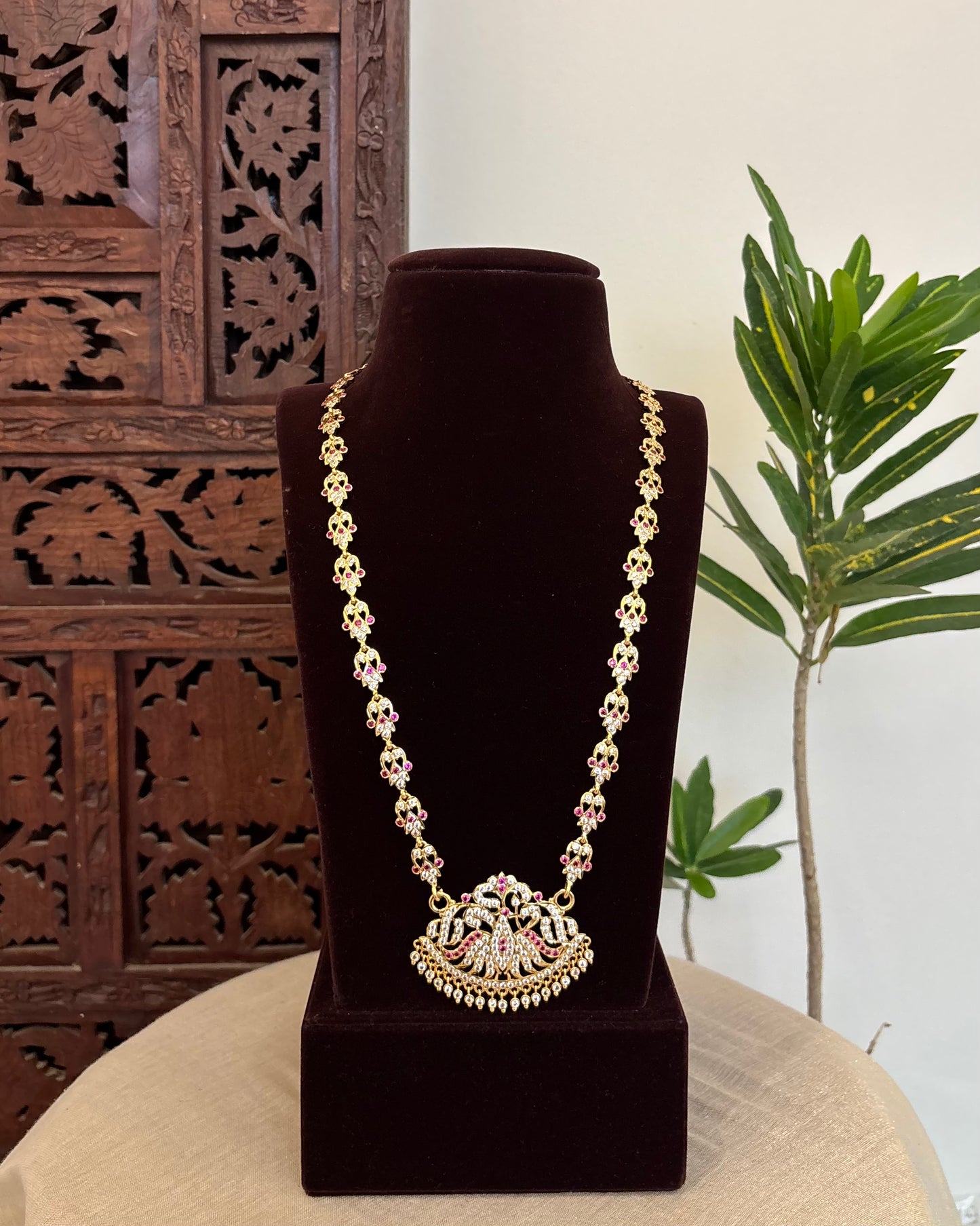 Floral Motif Impon Pendant Attigai Necklace – Ruby & White | NC644