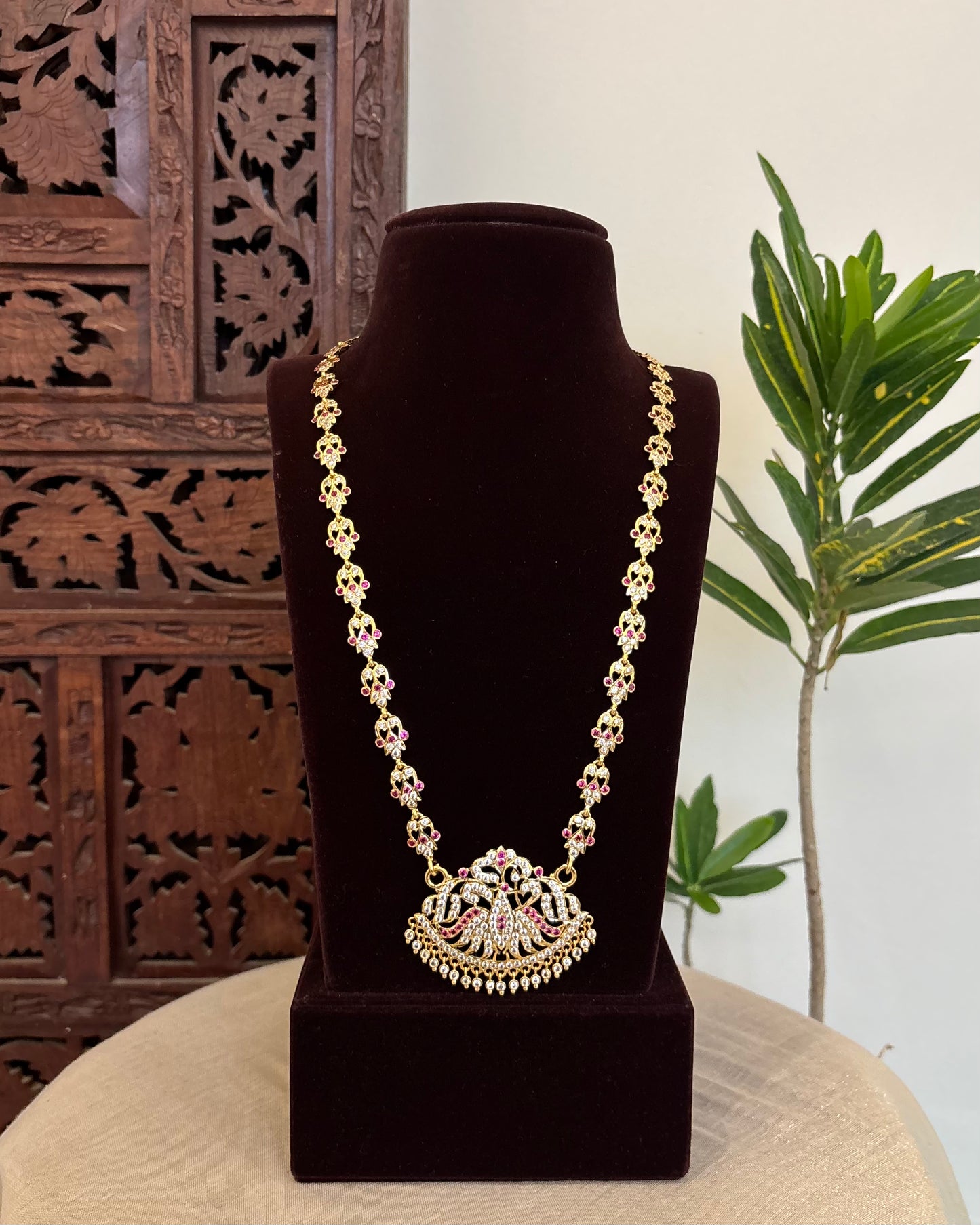 Floral Motif Impon Pendant Attigai Necklace – Ruby & White | NC644
