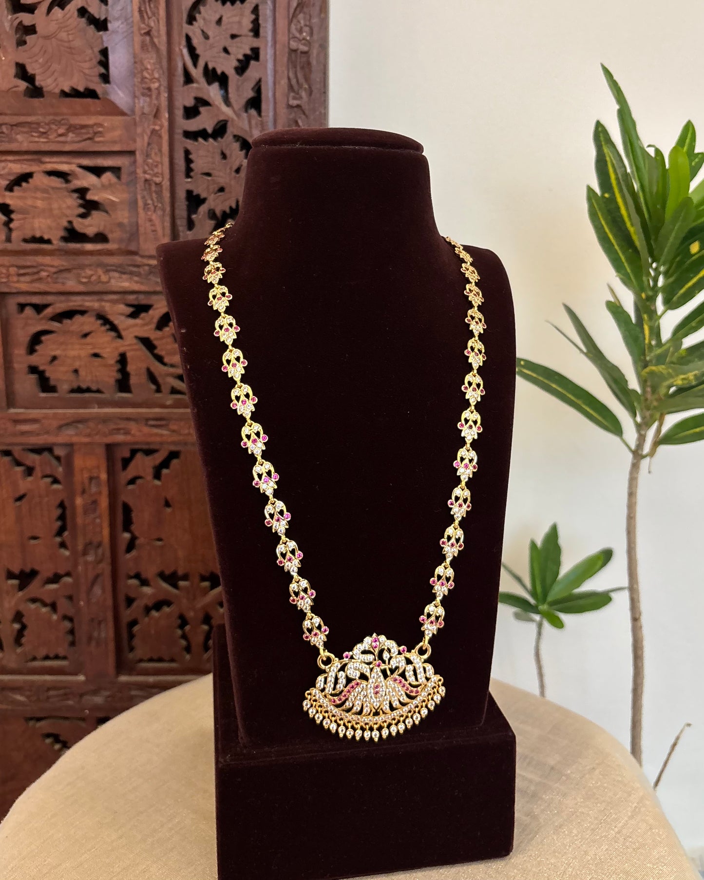 Floral Motif Impon Pendant Attigai Necklace – Ruby & White | NC644