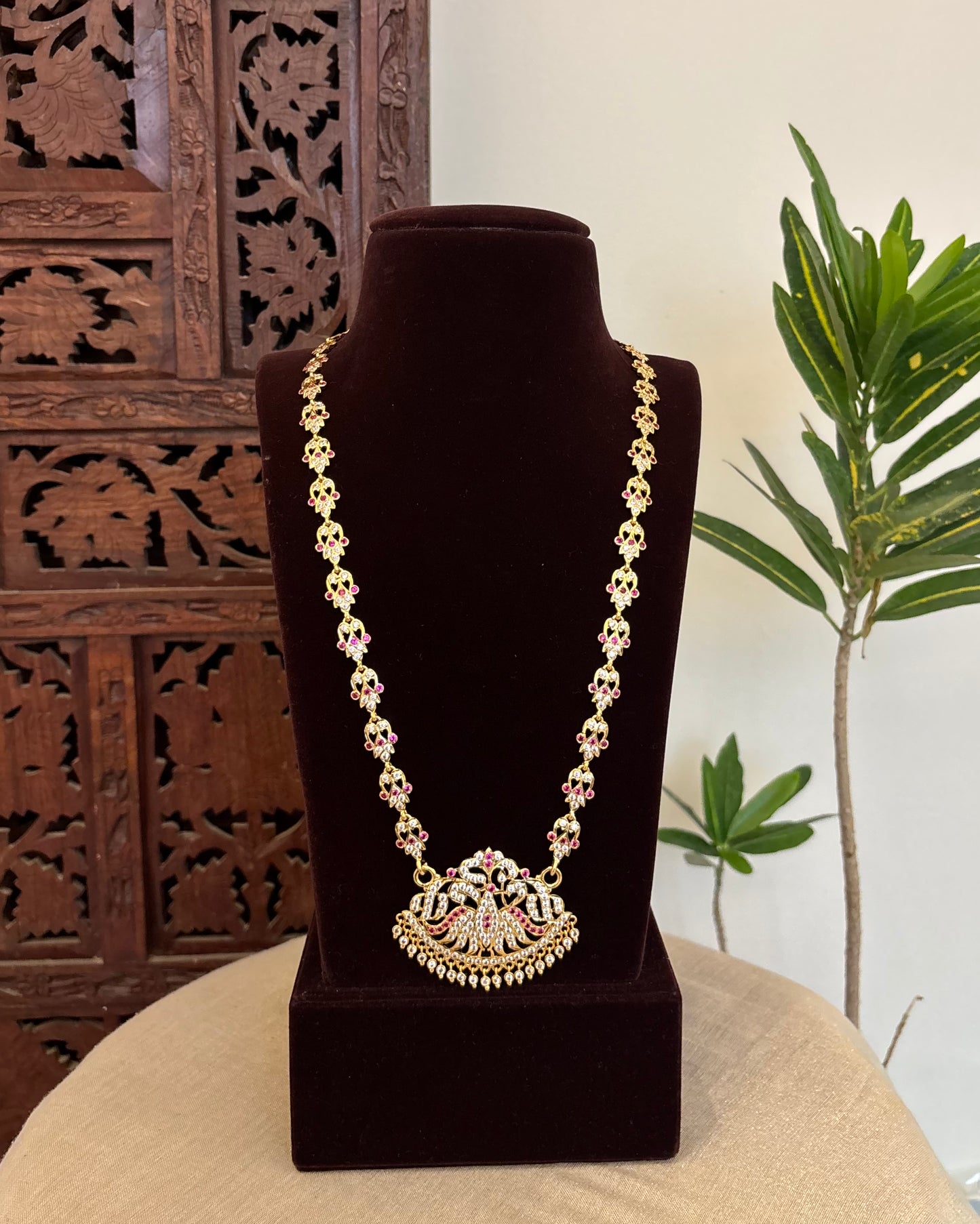 Floral Motif Impon Pendant Attigai Necklace – Ruby & White | NC644