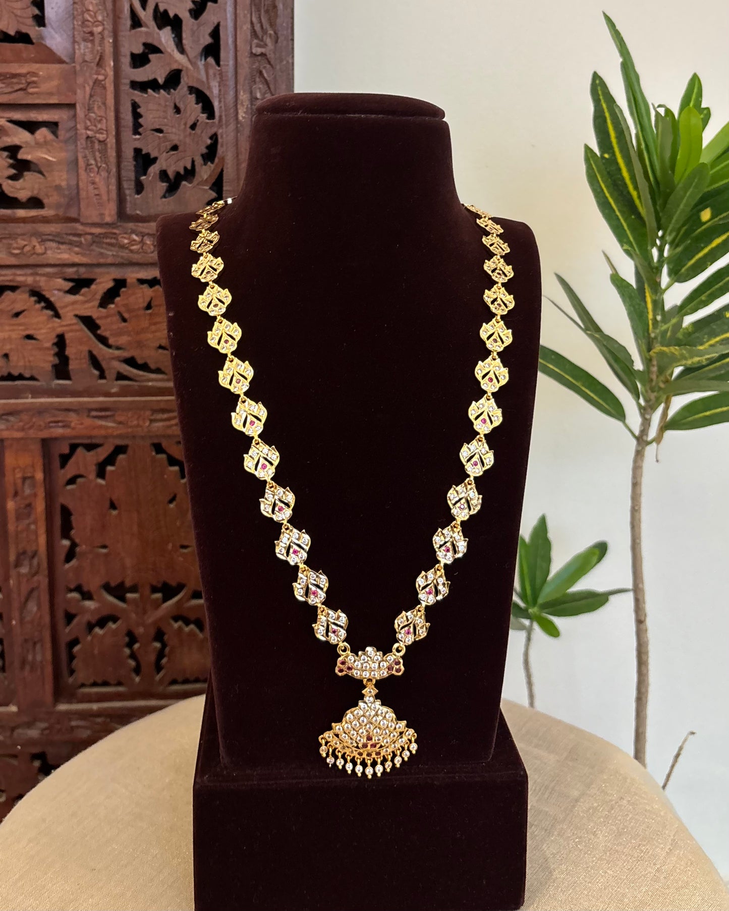 Floral Motif Impon Pendant Attigai Necklace With Earrings – Ruby & White | NC642