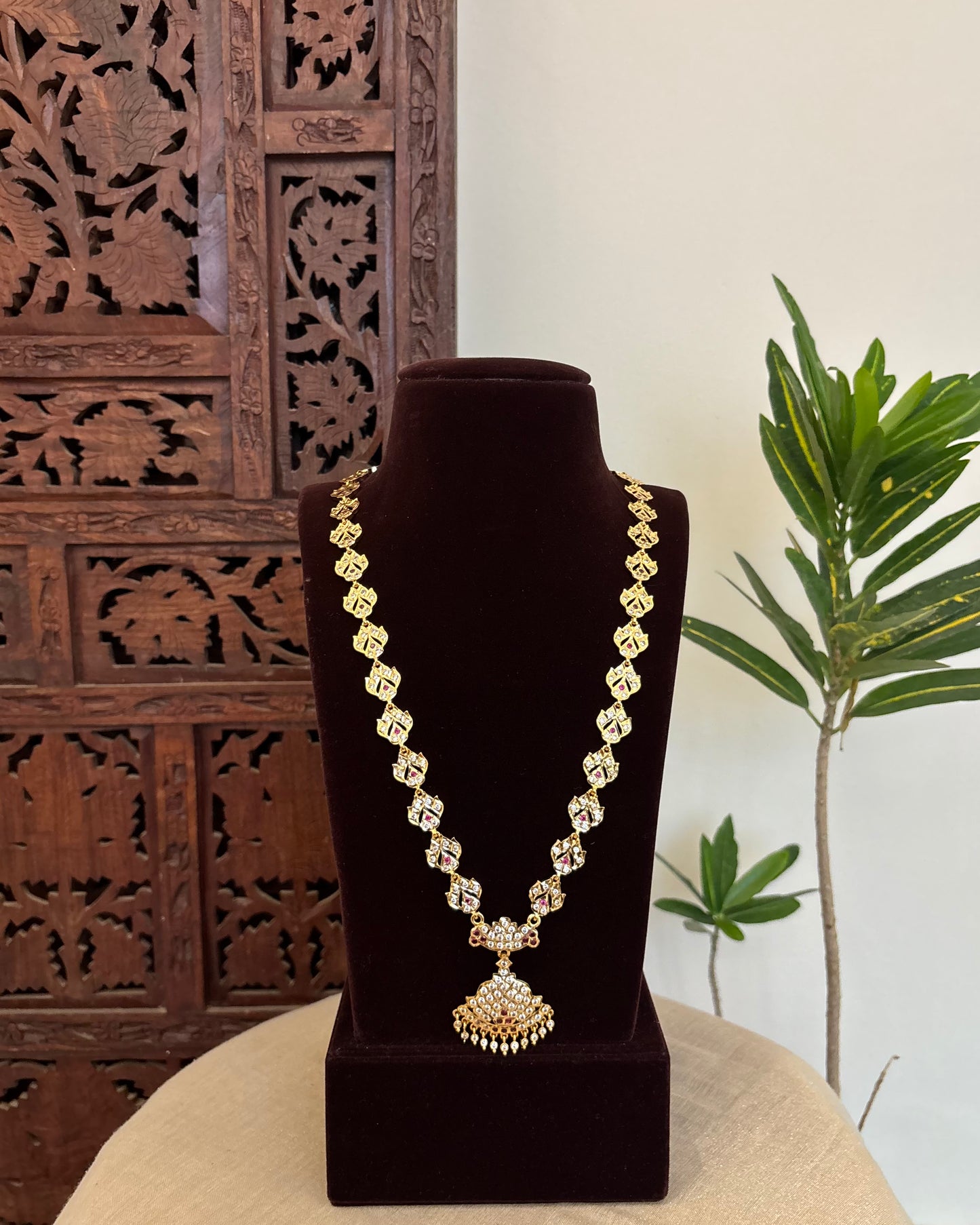 Floral Motif Impon Pendant Attigai Necklace With Earrings – Ruby & White | NC642