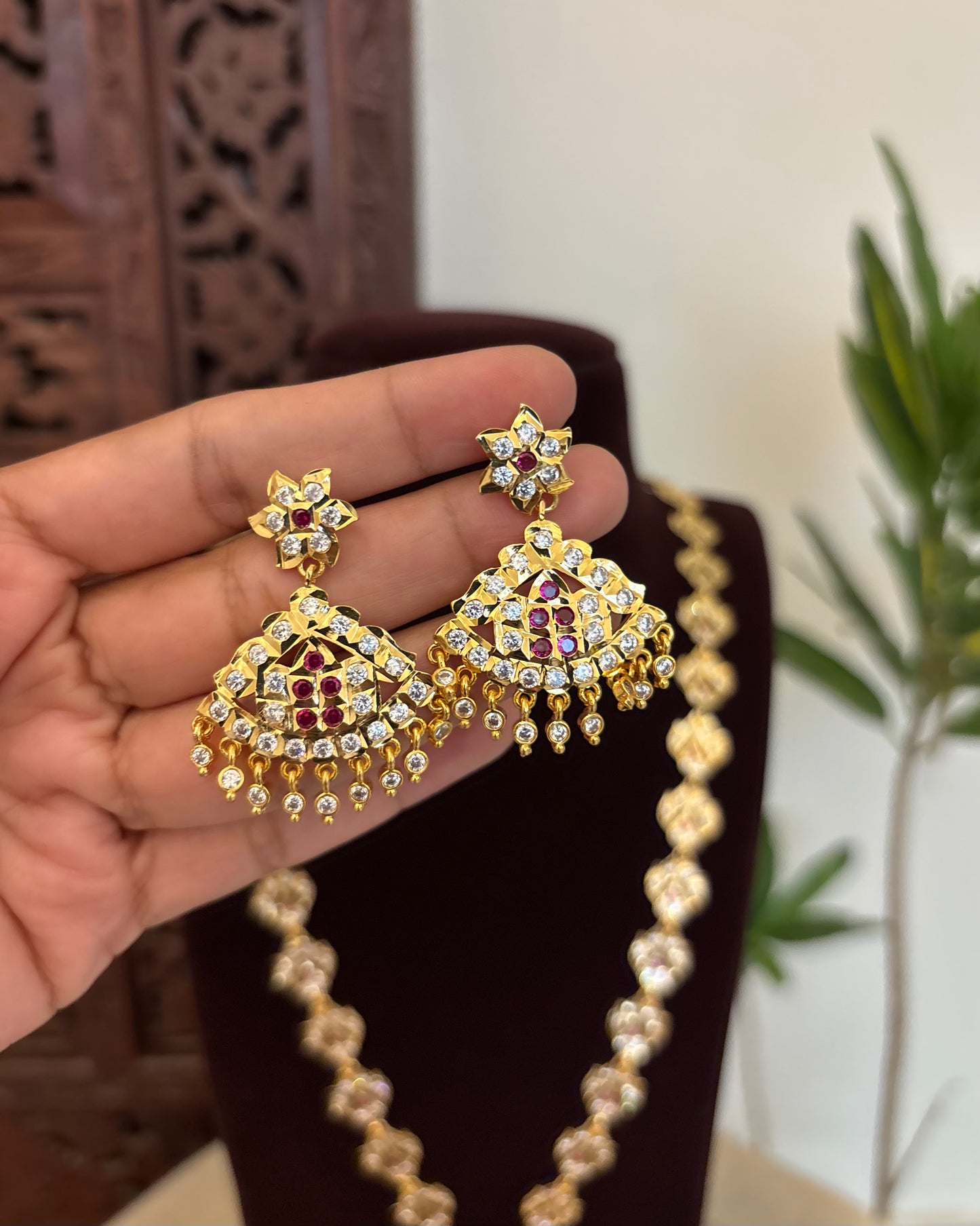 Floral Motif Impon Pendant Attigai Necklace With Earrings – Ruby & White | NC642