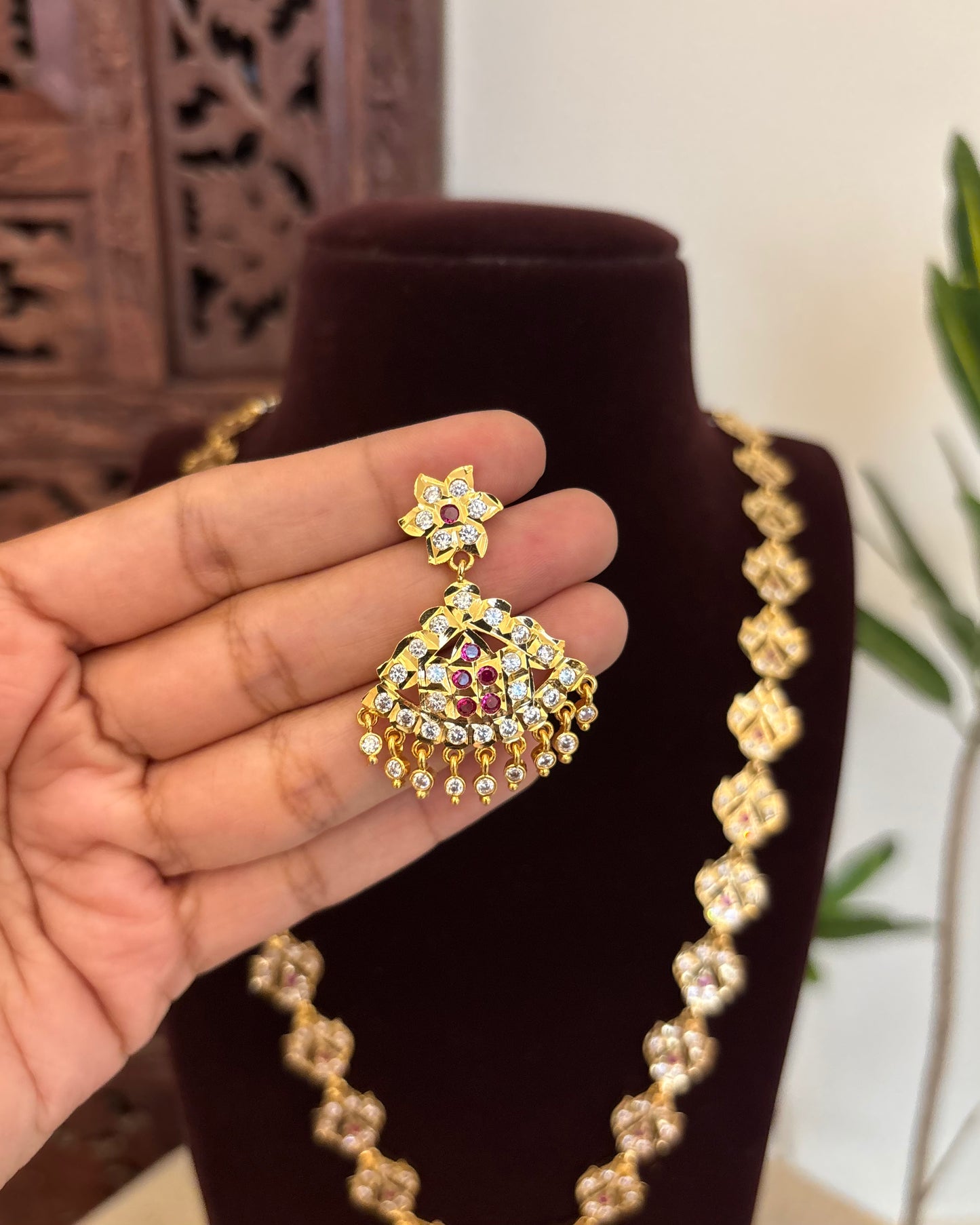 Floral Motif Impon Pendant Attigai Necklace With Earrings – Ruby & White | NC642